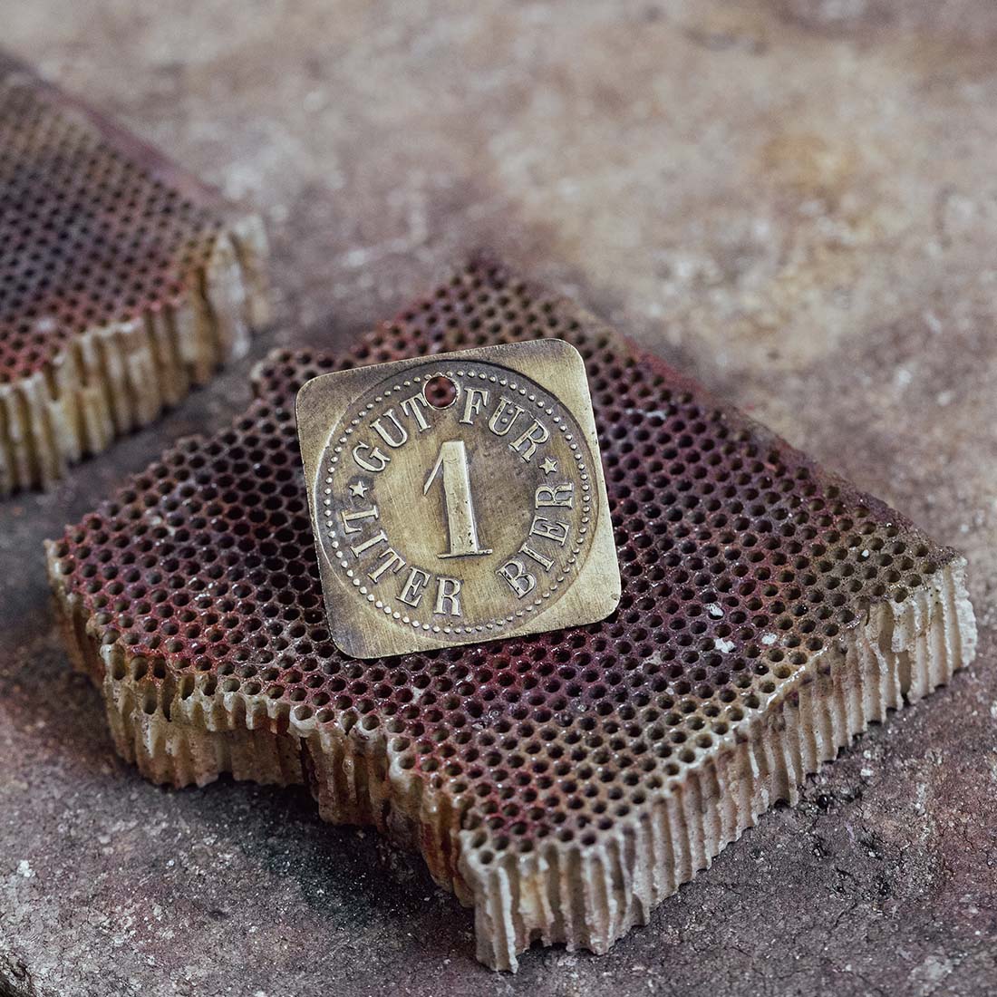 Historisches Bierzeichen | viereckig Messing | Allgäuer Brauhaus Kempten | Ansteck-Pin