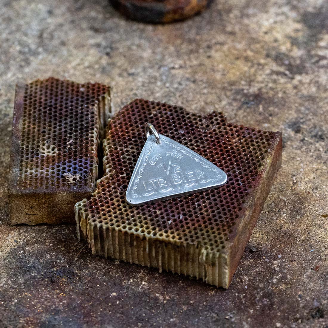 Historisches Bierzeichen | dreieckig Aluminium | Brauereifrei | Charivari-Anhänger
