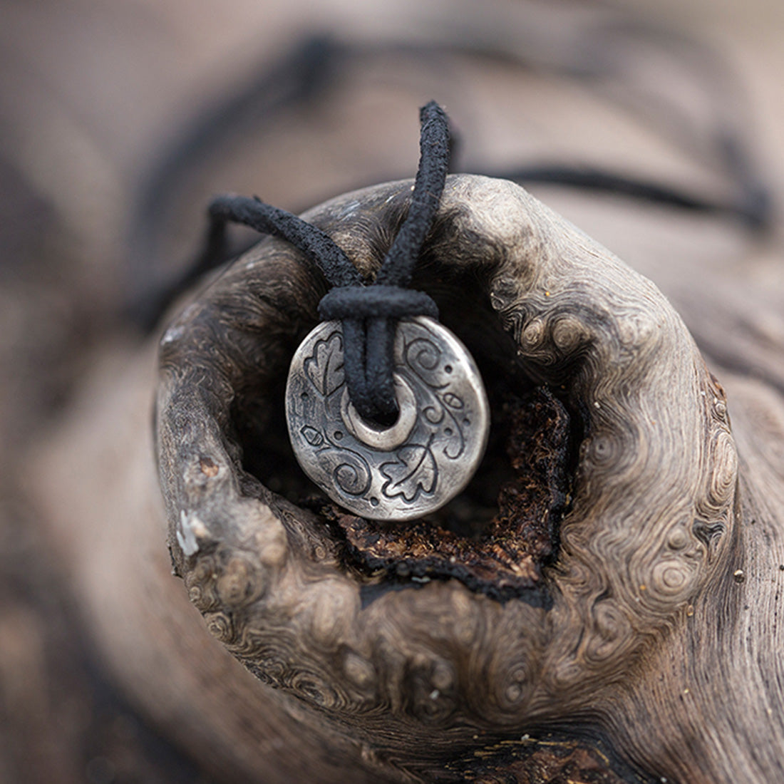 Halskette "Mühlsteintaler" an Lederband