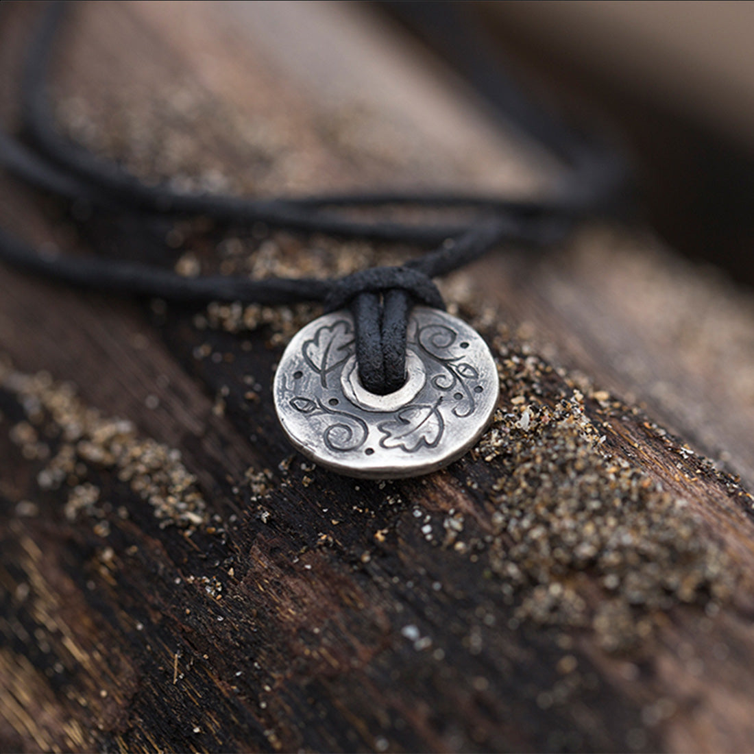 Halskette "Mühlsteintaler" an Lederband