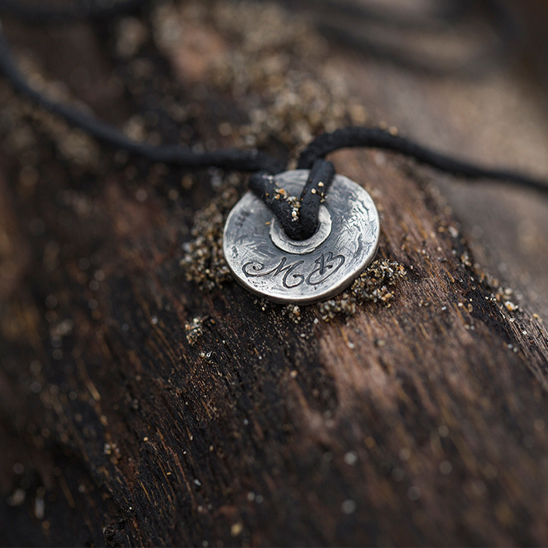 Halskette "Mühlsteintaler" an Lederband