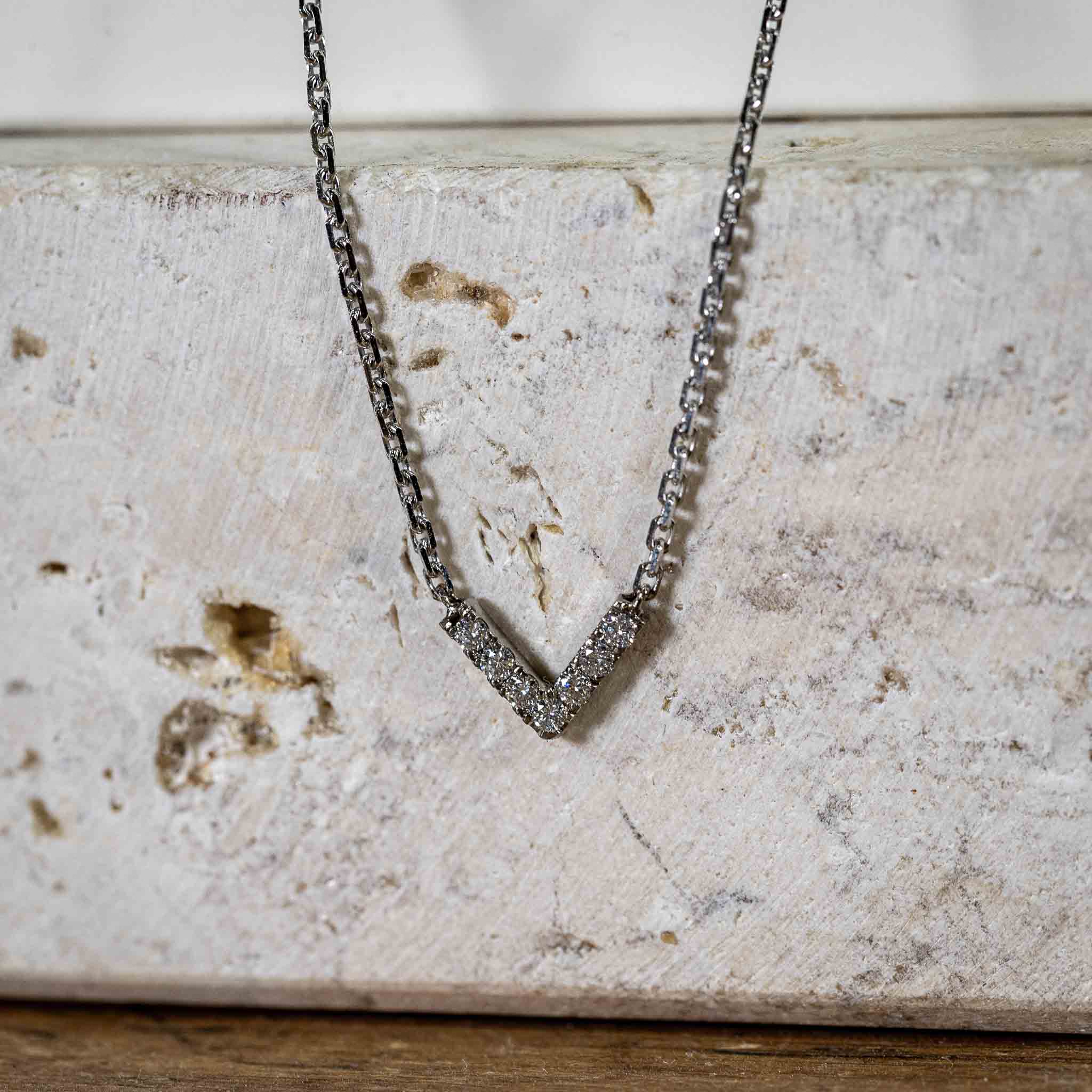 Halskette "Amors Pfeil" aus 14 Karat Weißgold mit Brillanten