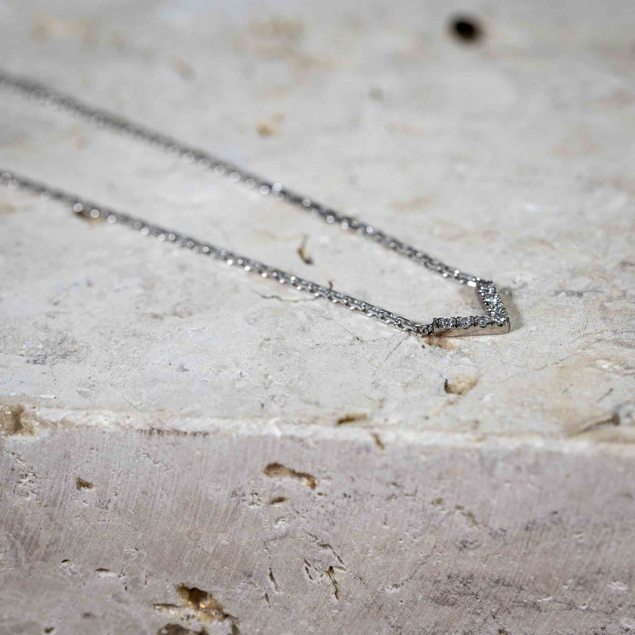 Halskette "Amors Pfeil" aus 14 Karat Weißgold mit Brillanten