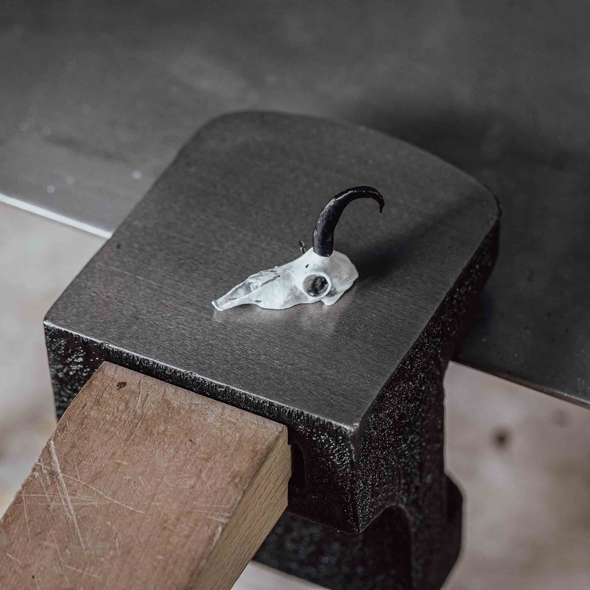 Ansteckpin halbes Gamsgeweih Trophäe | handbemaltes Resin | MAMMA BAVARIA KOLLEKTIV
