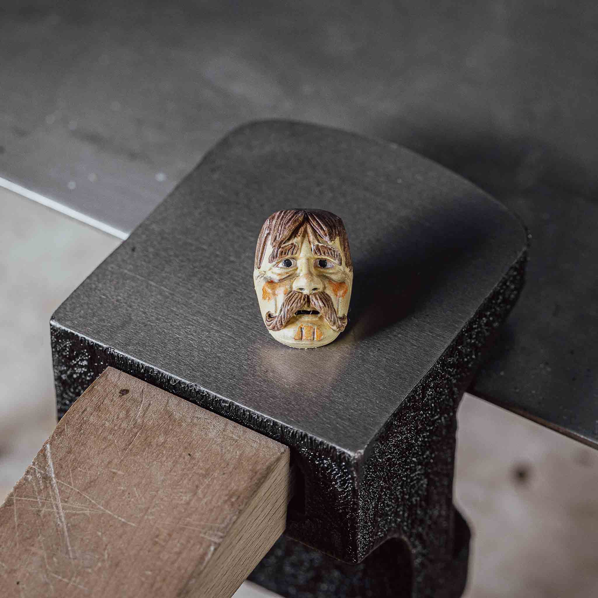 Ansteckpin Maschkeras Da Oide | handbemaltes Resin | MAMMA BAVARIA KOLLEKTIV