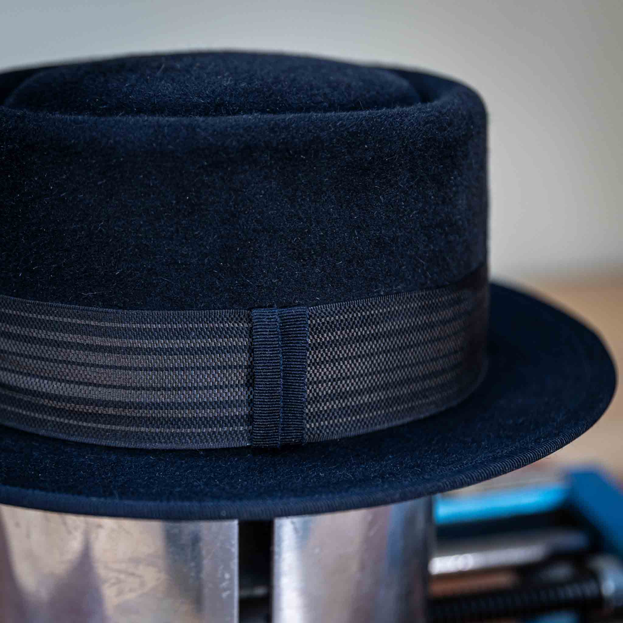 Pork Pie Hut Deep Black aus Hasenhaar | UNIKAT | handgefertigt by JULIEN SCHAEDEL | MAMMA BAVARIA KOLLEKTIV