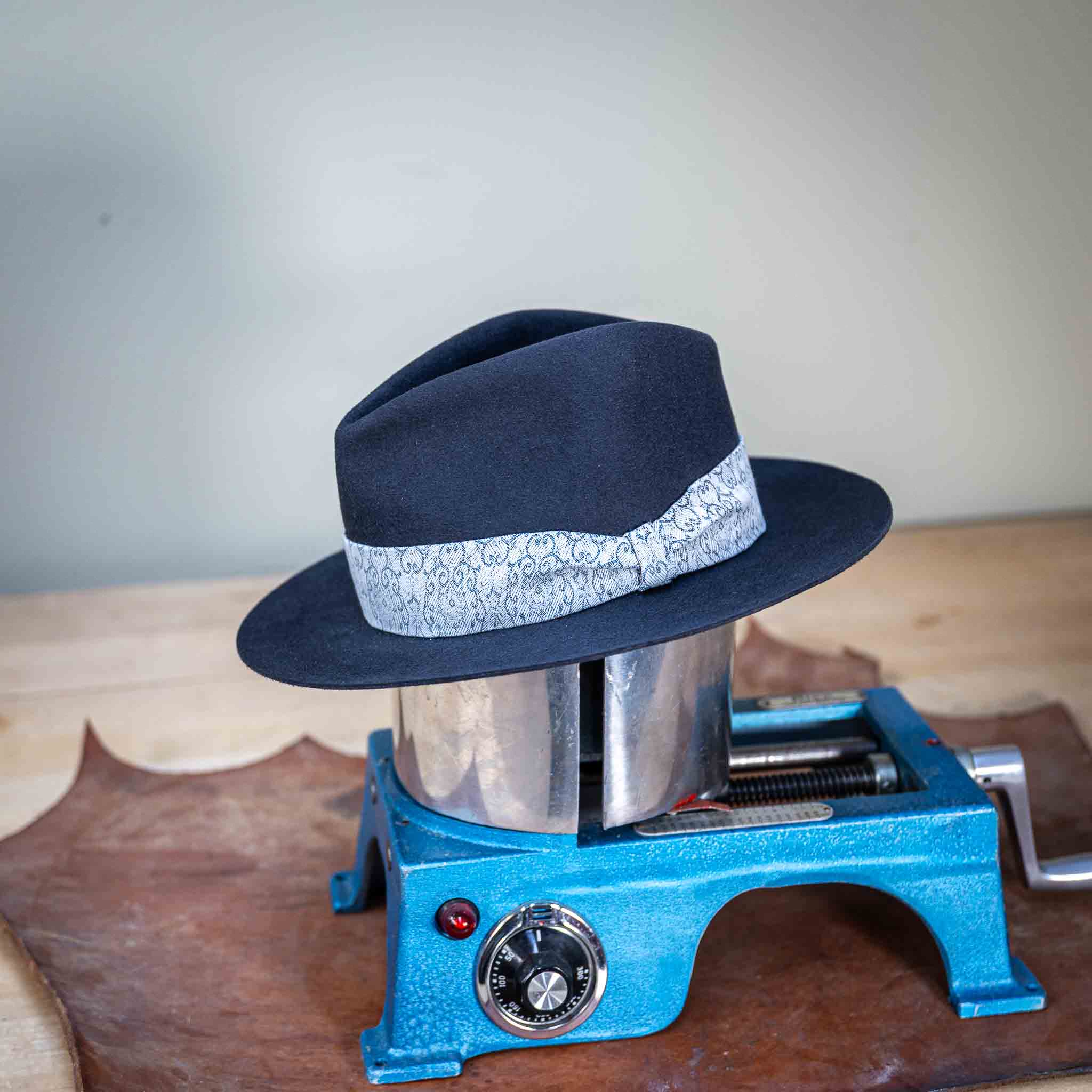 Fedora Hut Deep Navyblu aus Hasenhaar | UNIKAT | handgefertigt by JULIEN SCHAEDEL | MAMMA BAVARIA KOLLEKTIV