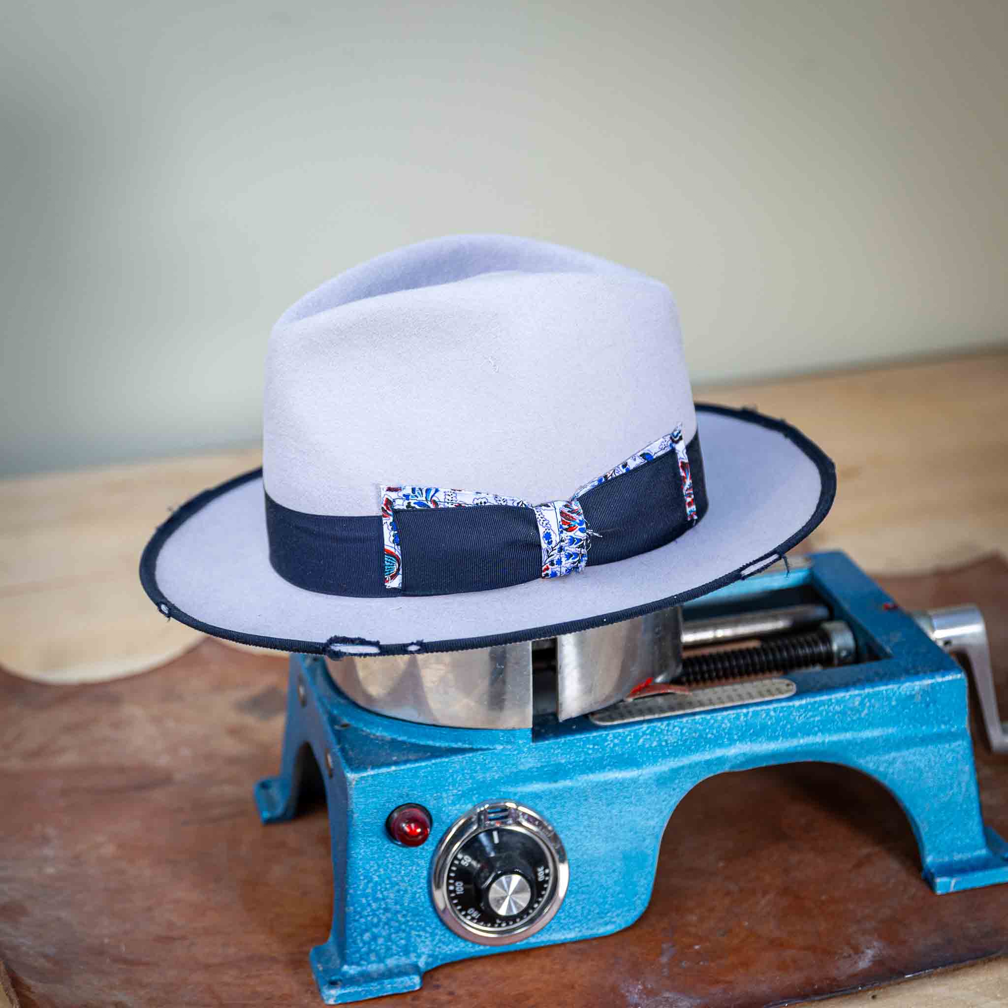 Fedora Hut Light Grey aus Hasenhaar | UNIKAT | handgefertigt by JULIEN SCHAEDEL | MAMMA BAVARIA KOLLEKTIV