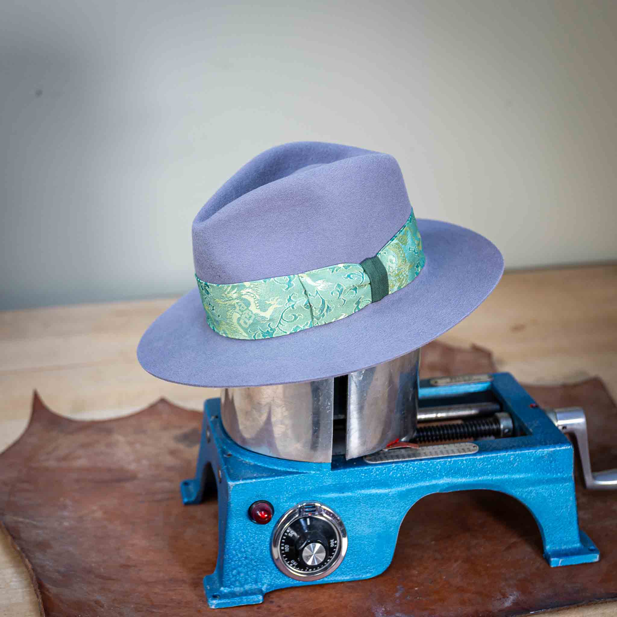 Fedora Hut Soft Grey aus Hasenhaar | UNIKAT | handgefertigt by JULIEN SCHAEDEL | MAMMA BAVARIA KOLLEKTIV