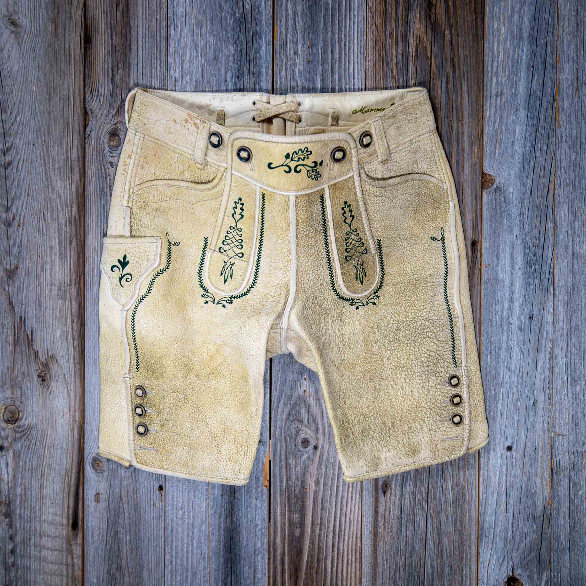 Lederhose "Uropa’s Liebling" historisch hell/tannengrün