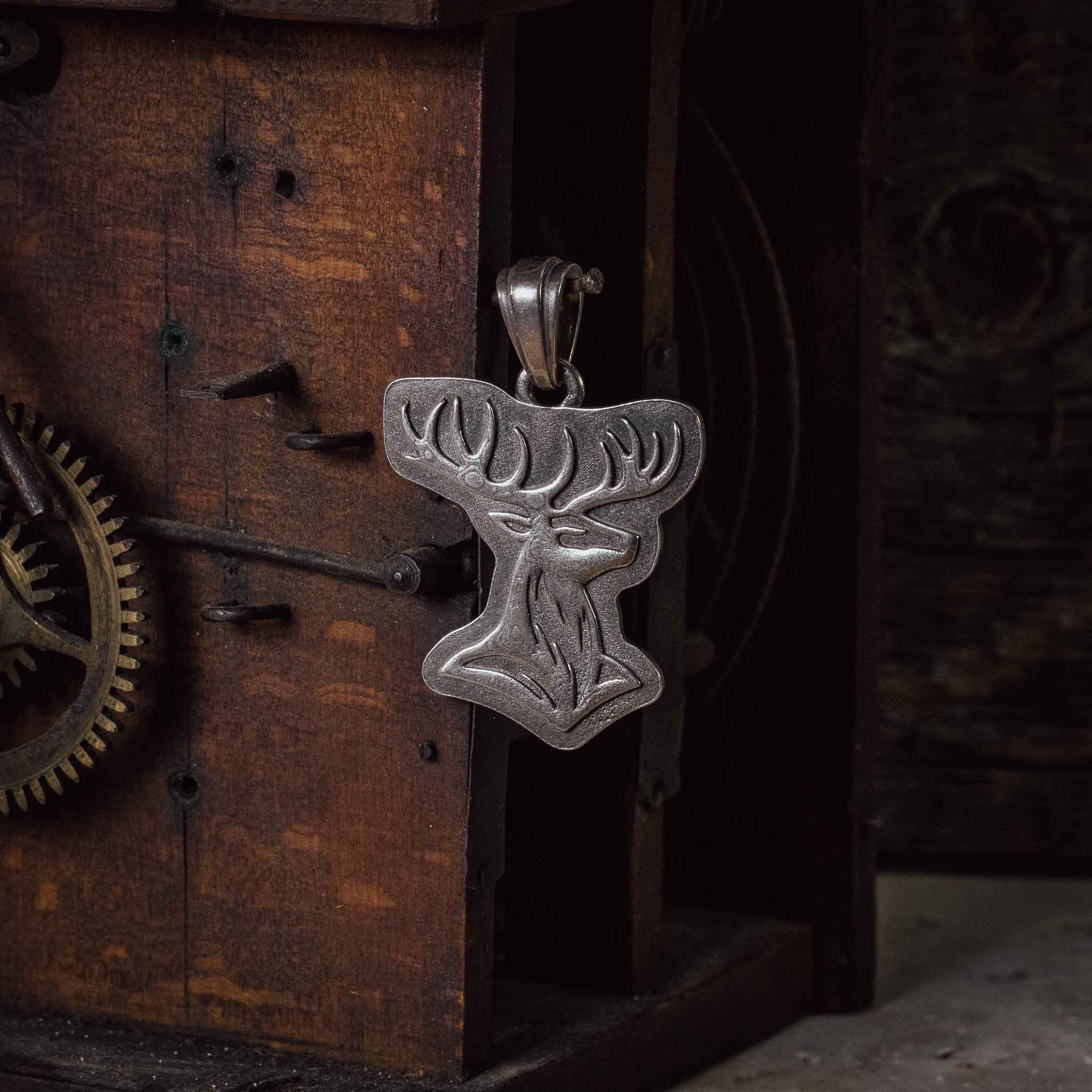 Kettenanhänger „Hirsch“ – geschwärzt in Sterlingsilber