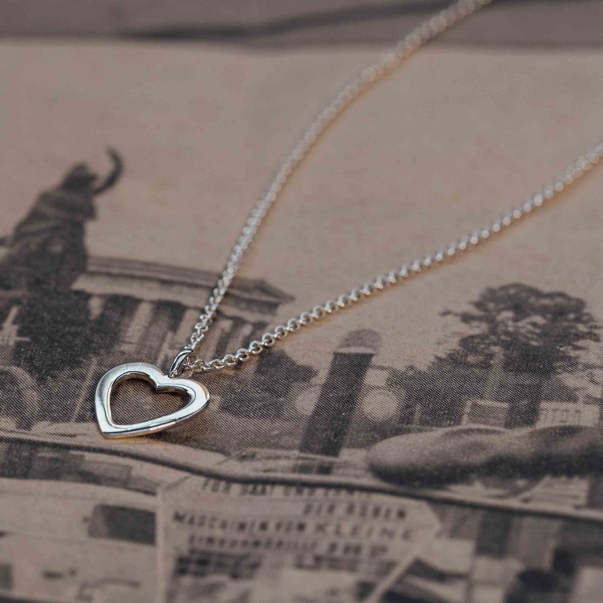 Schmuck-Set Anhänger "Herzausschnitt" mit Ankerkette 42 cm -Einzelstück