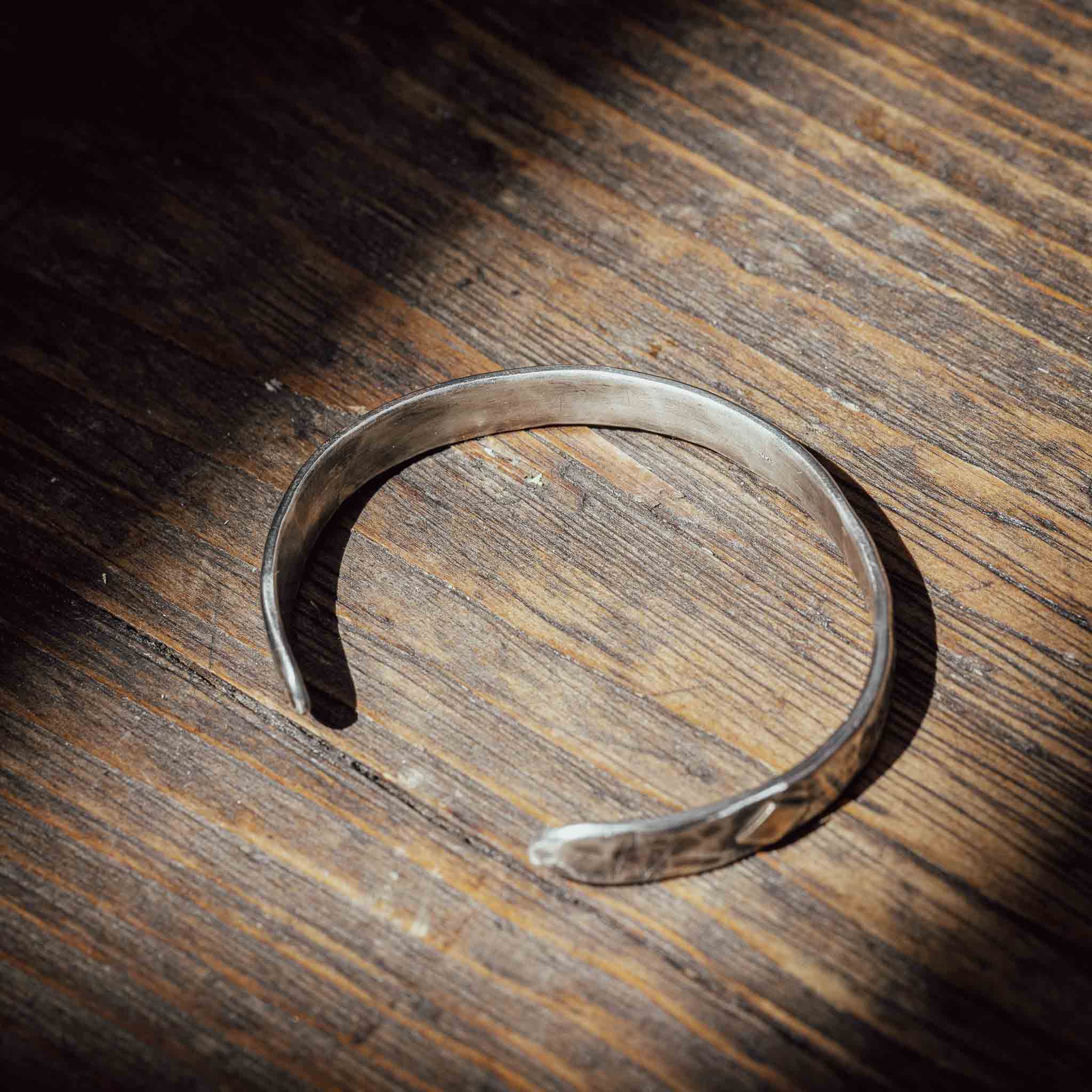 Armcuff von der Werkbank | Handgeschmiedet | 925 Sterlingsilber mit Goldraute 8 Karat