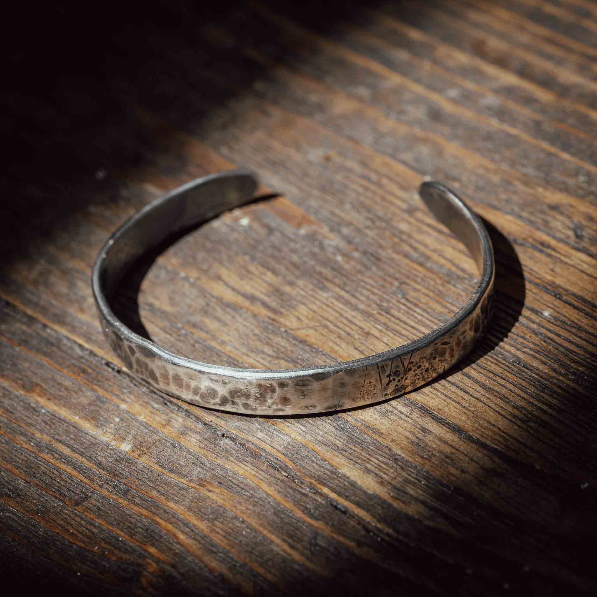 Armcuff von der Werkbank | Handgeschmiedet | 925 Sterlingsilber mit Goldraute 8 Karat