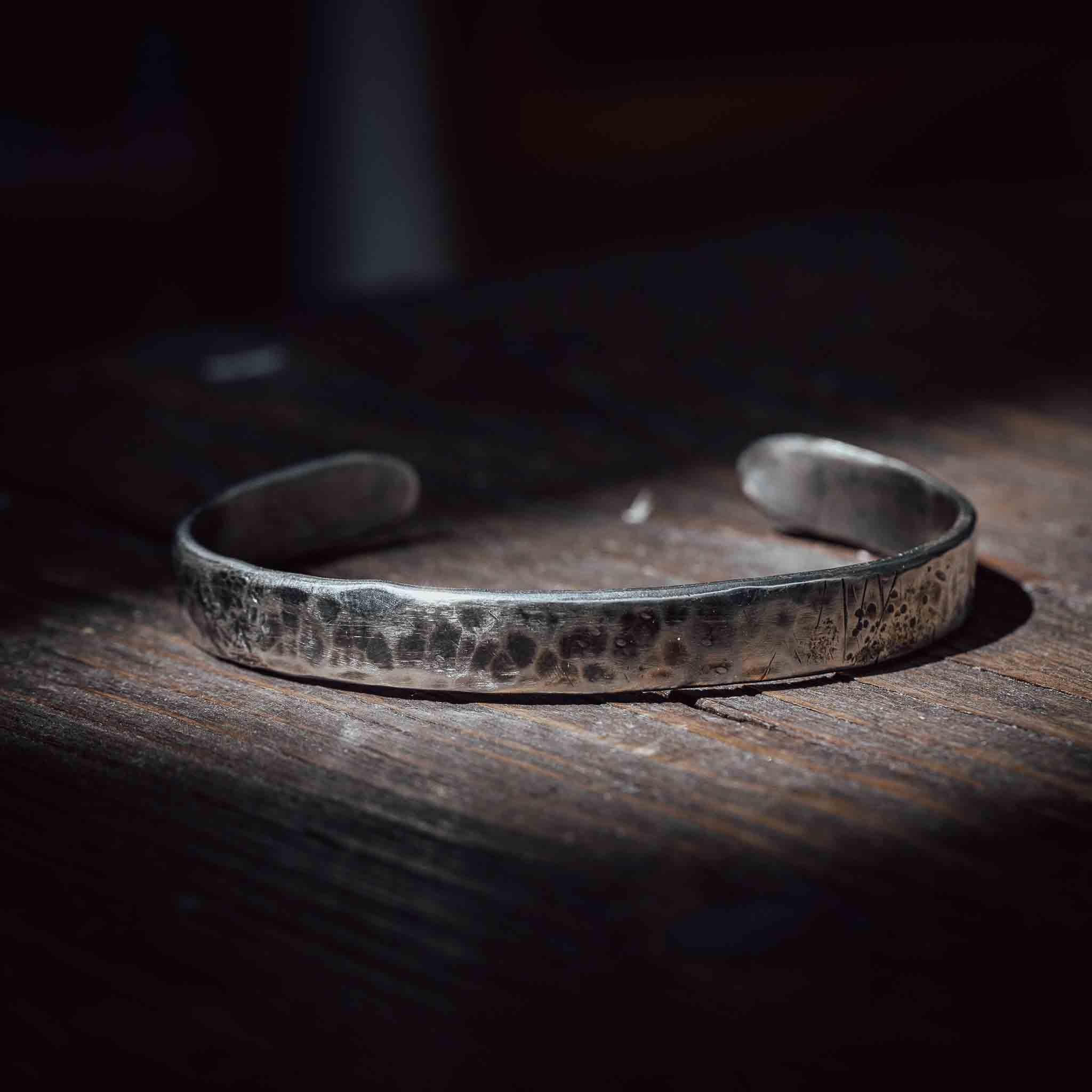 Armcuff von der Werkbank | Handgeschmiedet | 925 Sterlingsilber mit Goldraute 8 Karat