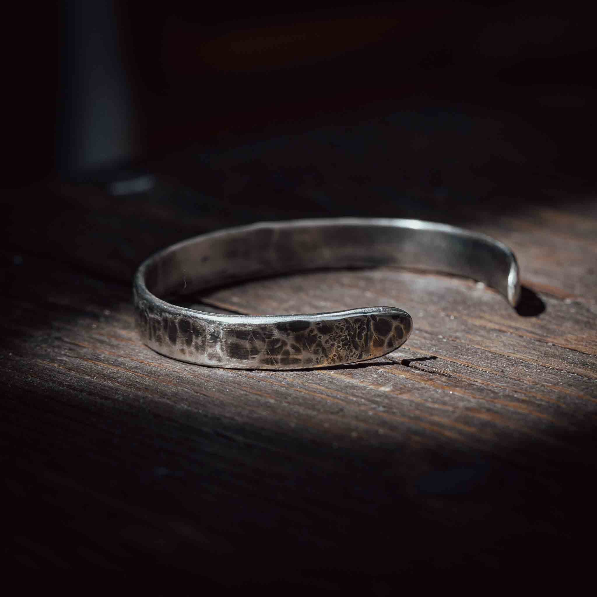 Armcuff von der Werkbank | Handgeschmiedet | 925 Sterlingsilber mit Goldraute 8 Karat