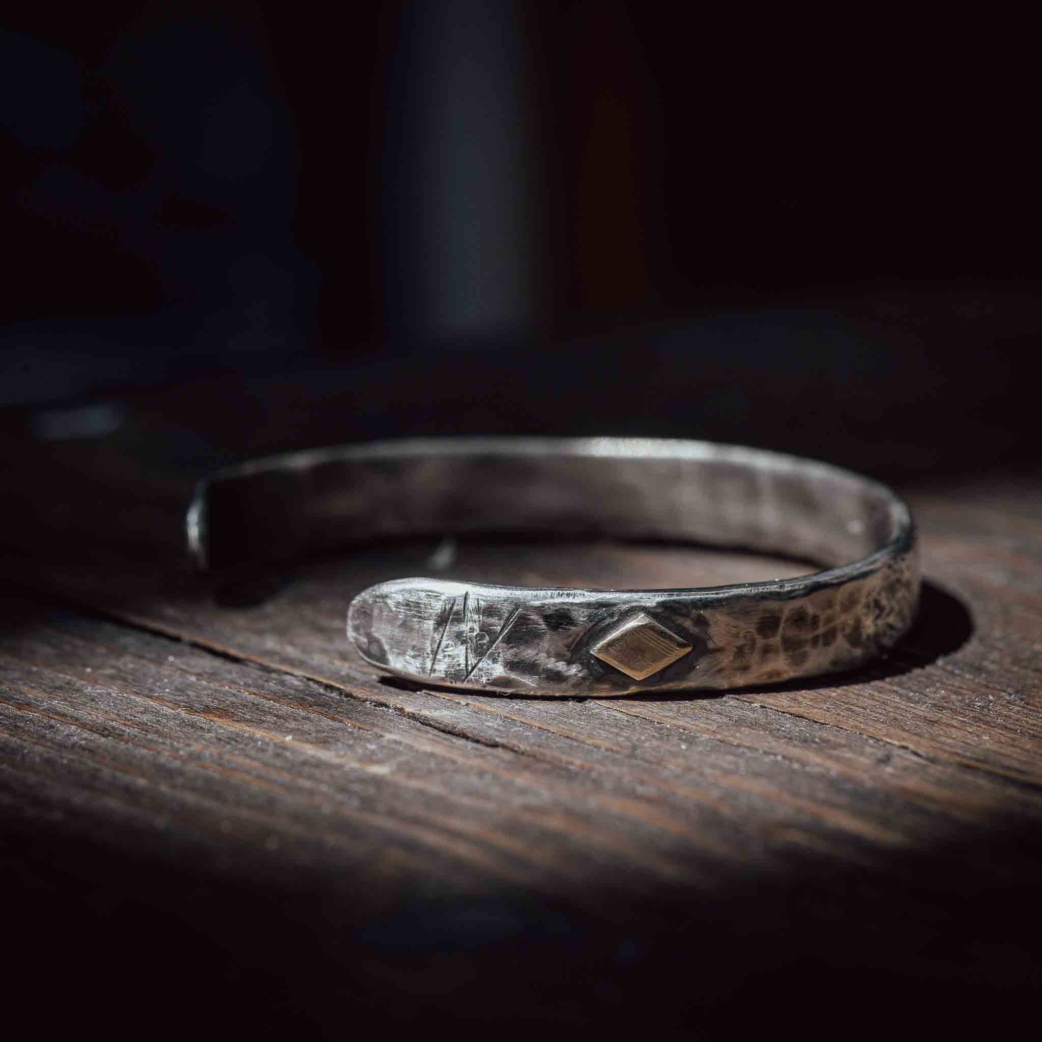 Armcuff von der Werkbank | Handgeschmiedet | 925 Sterlingsilber mit Goldraute 8 Karat