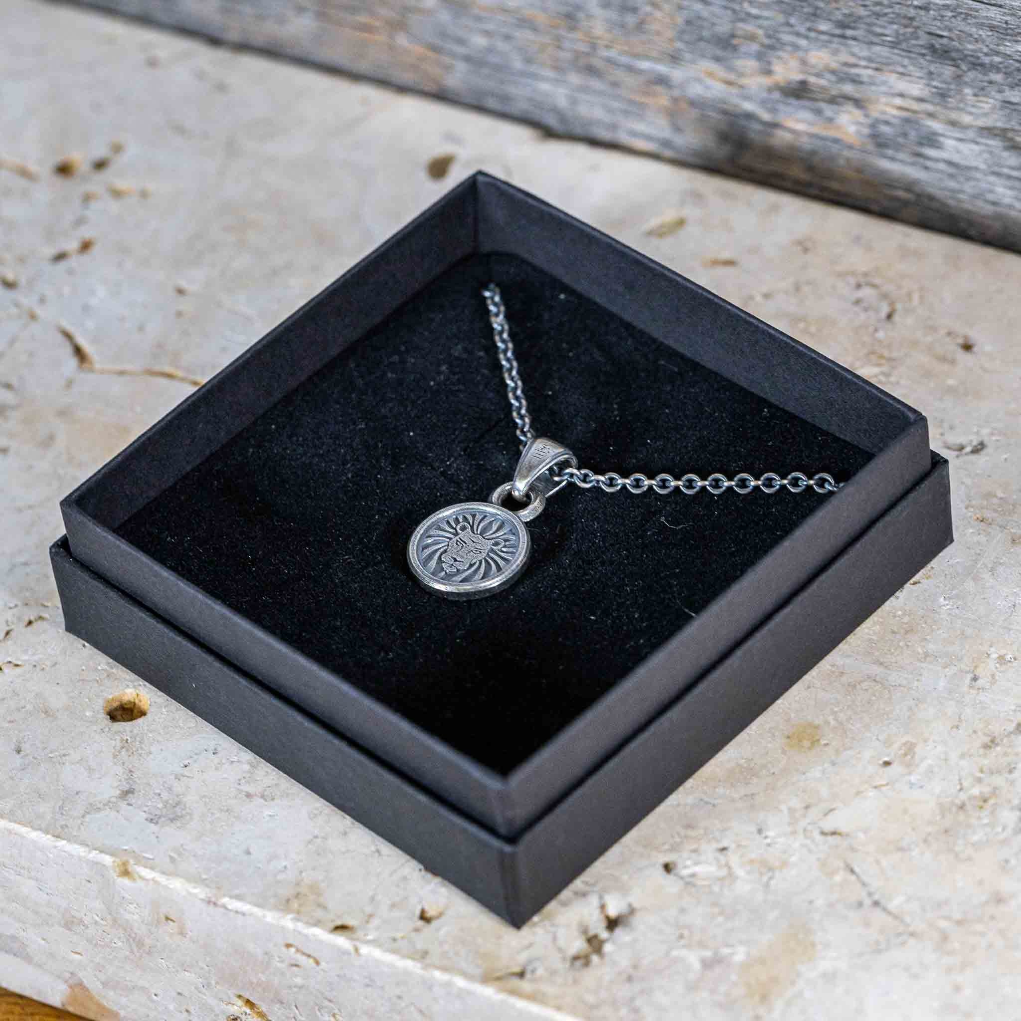 Anhänger “Löwenkopf" mit Ankerkette massiv