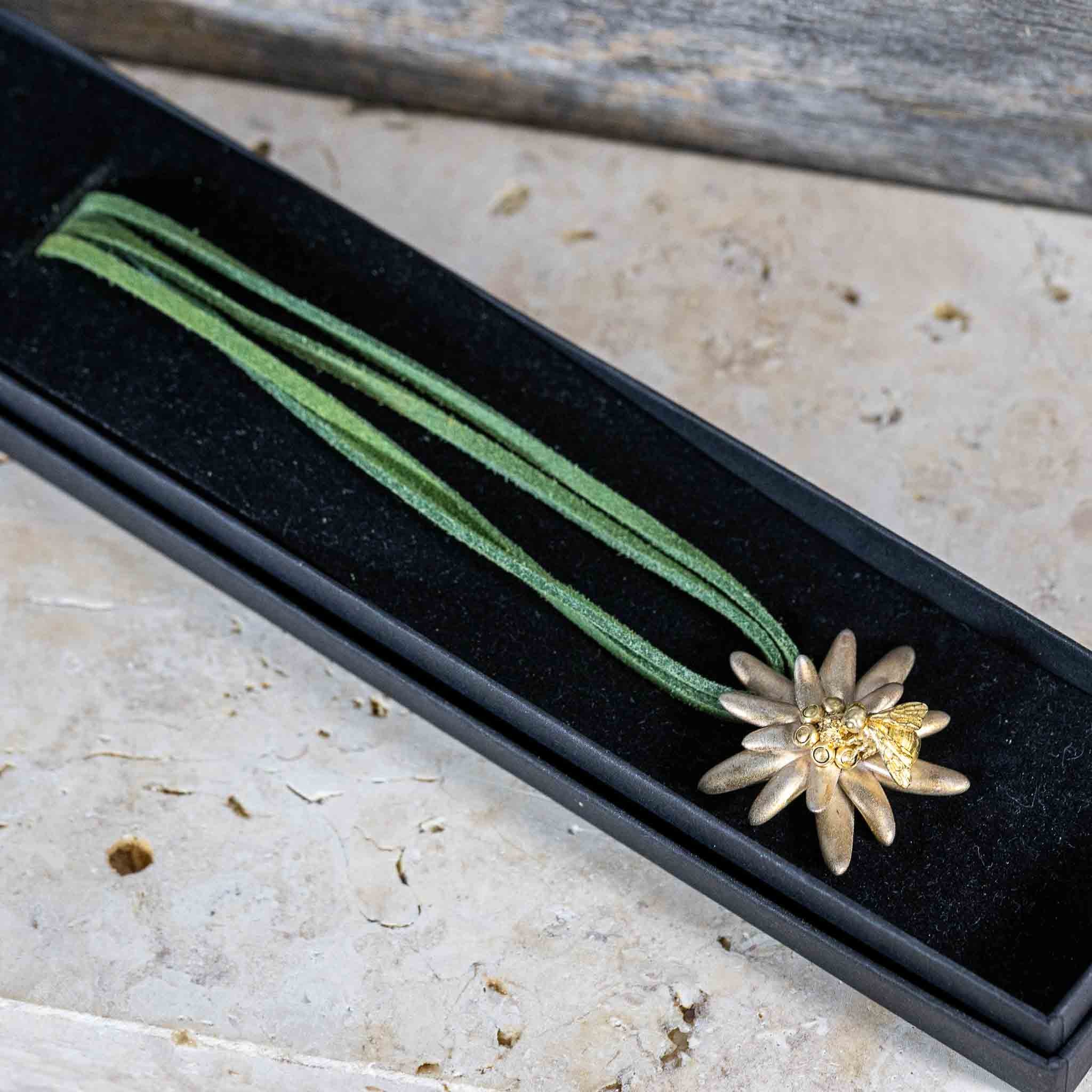 Anhänger “Edelweiss mit Biene" mit Lederband