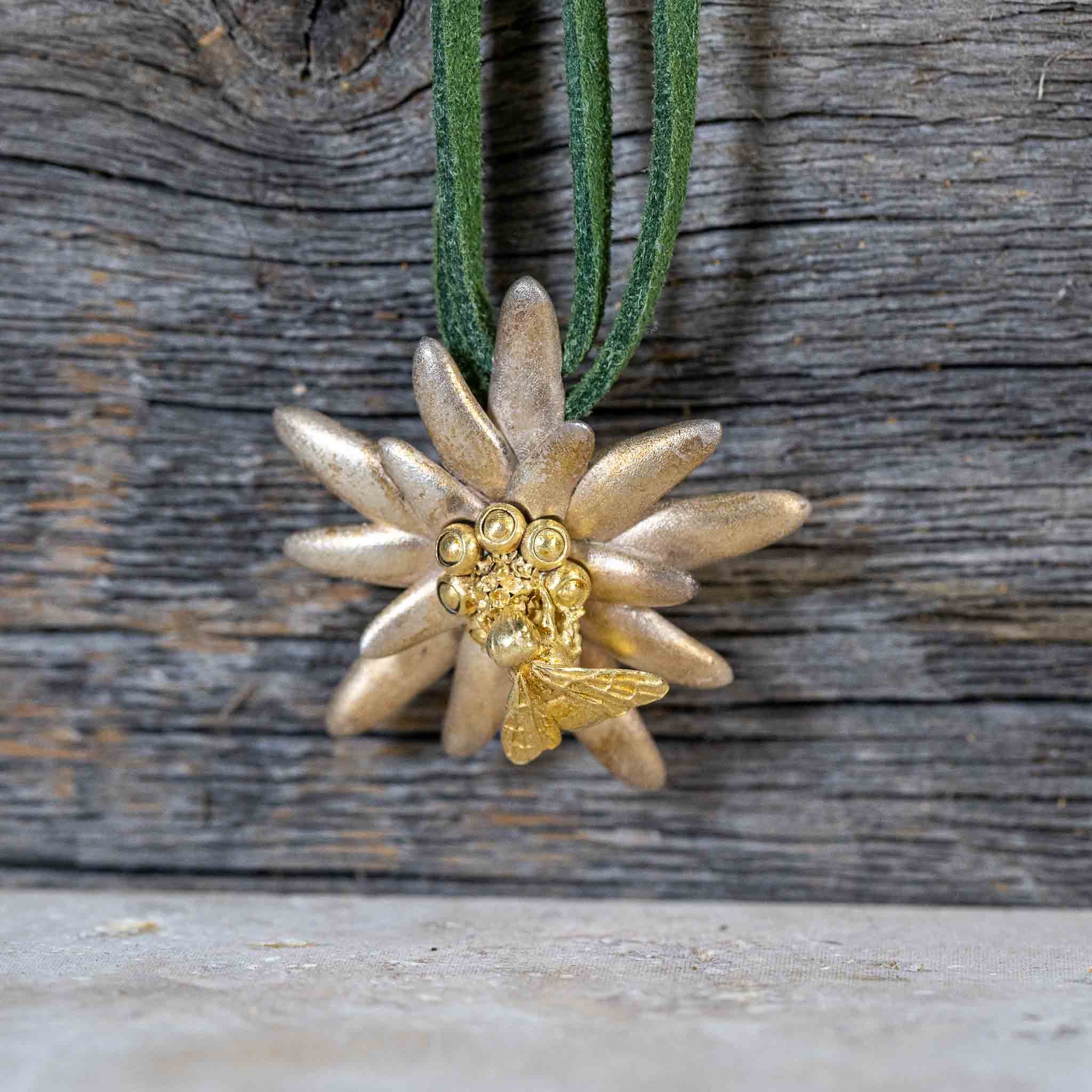 Anhänger “Edelweiss mit Biene" mit Lederband