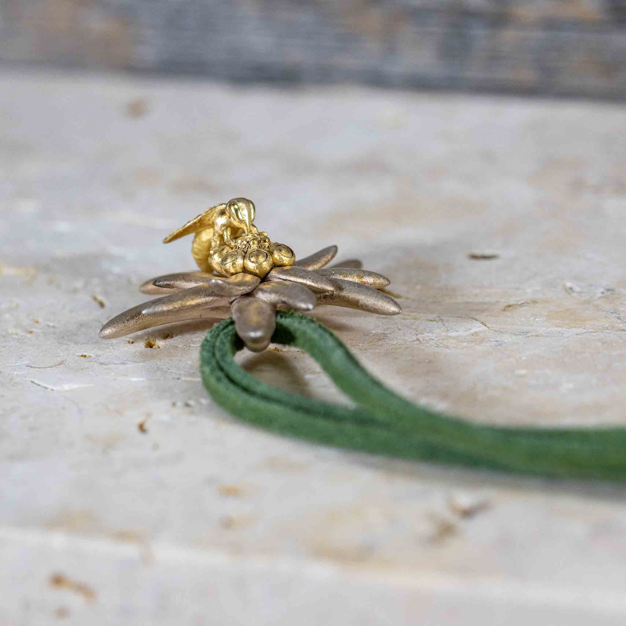 Anhänger “Edelweiss mit Biene" mit Lederband