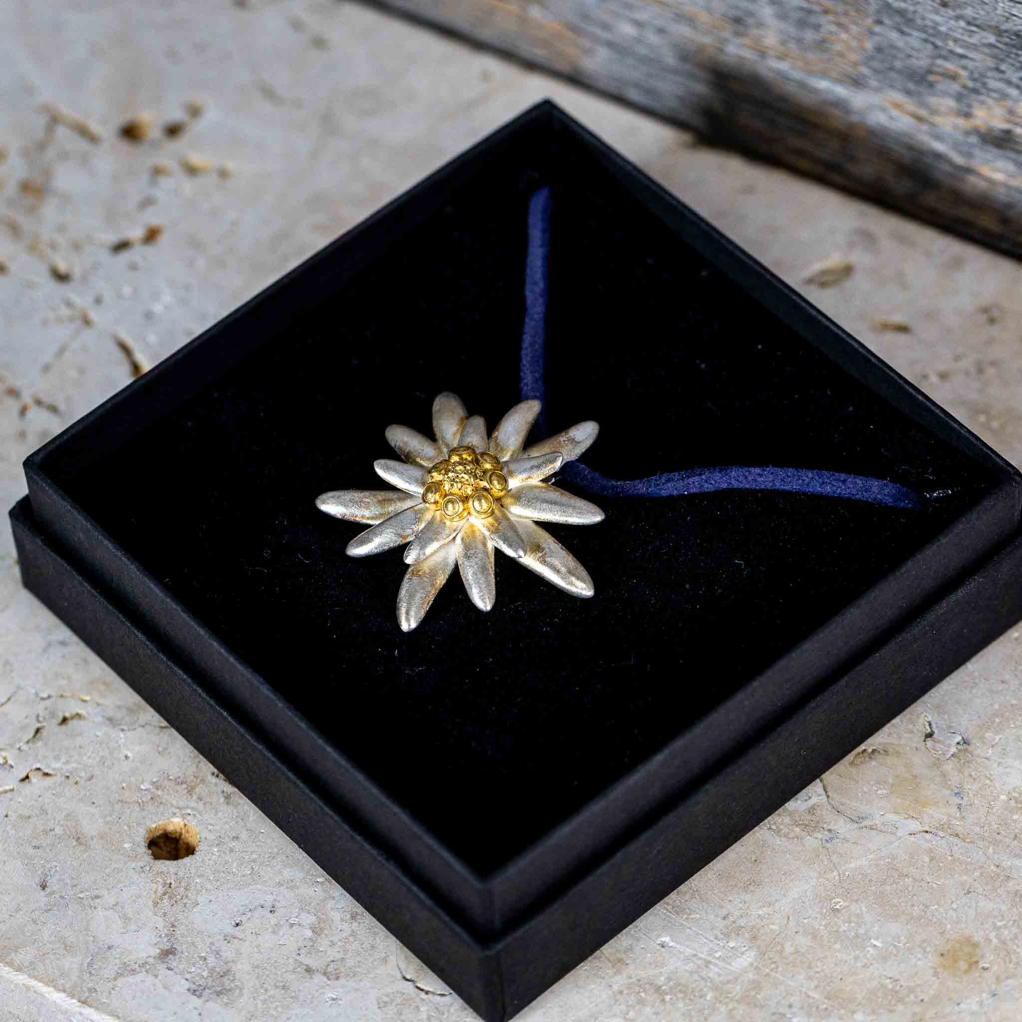 Anhänger “Edelweiss" mit Lederband