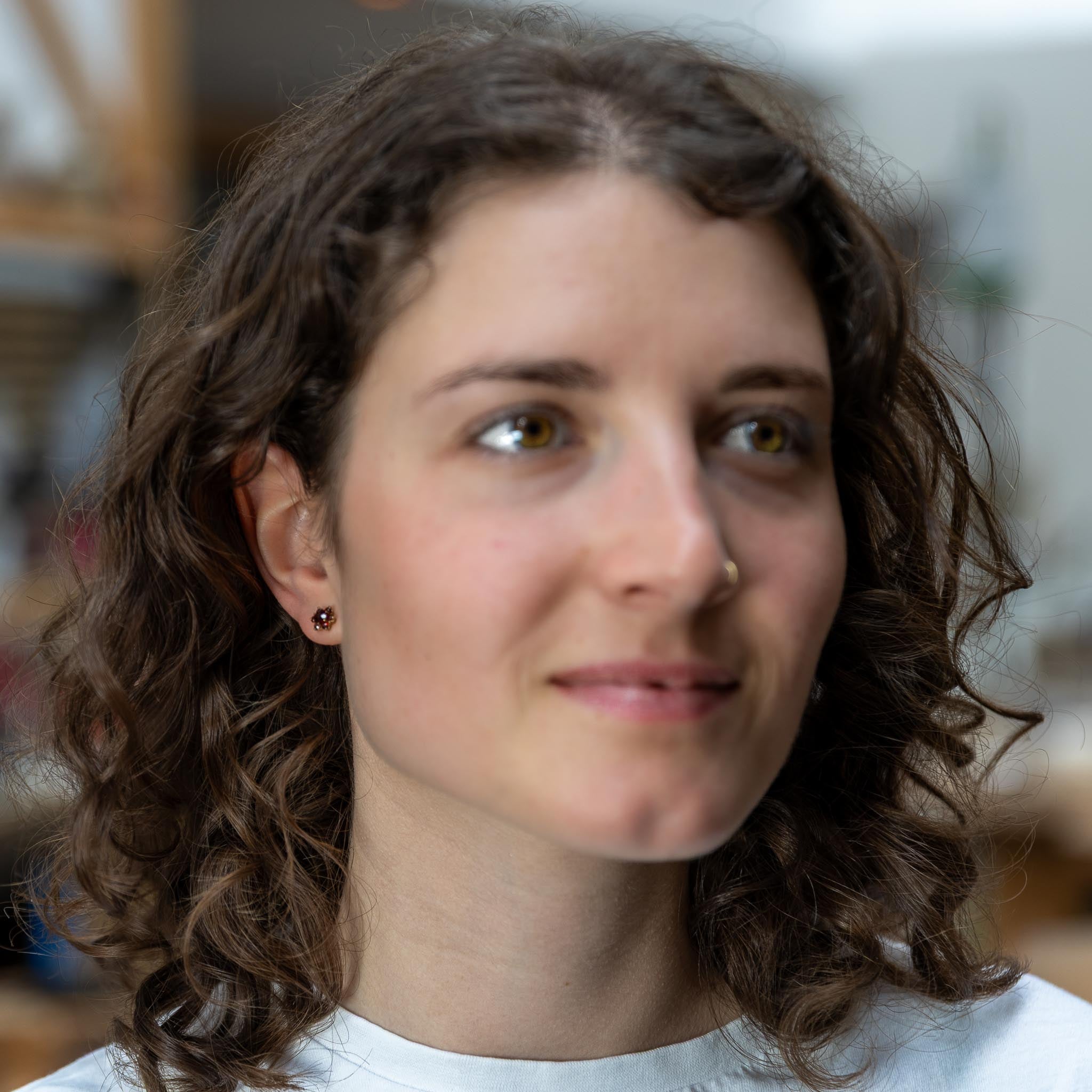 Ohrstecker "Altbayerische Blume mit Granat" 333 Gelbgold