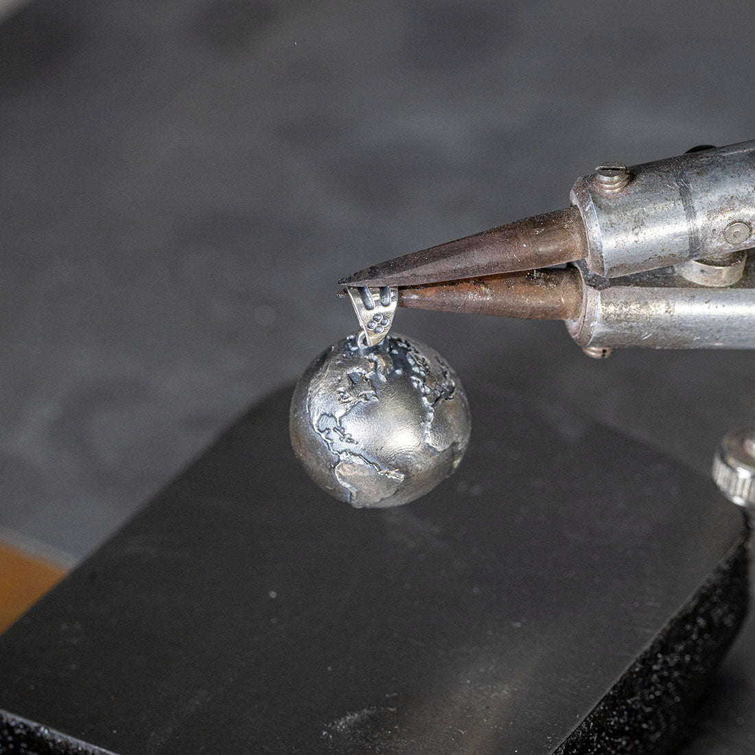 Ketten-Anhänger "Weltkugel" aus 925er Sterlingsilber