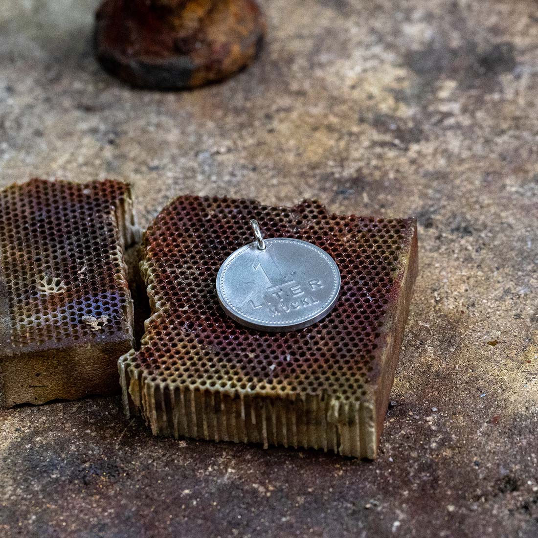 Historisches Bierzeichen | rund Aluminium | Hühnerbraterei Mückl | Charivari-Anhänger