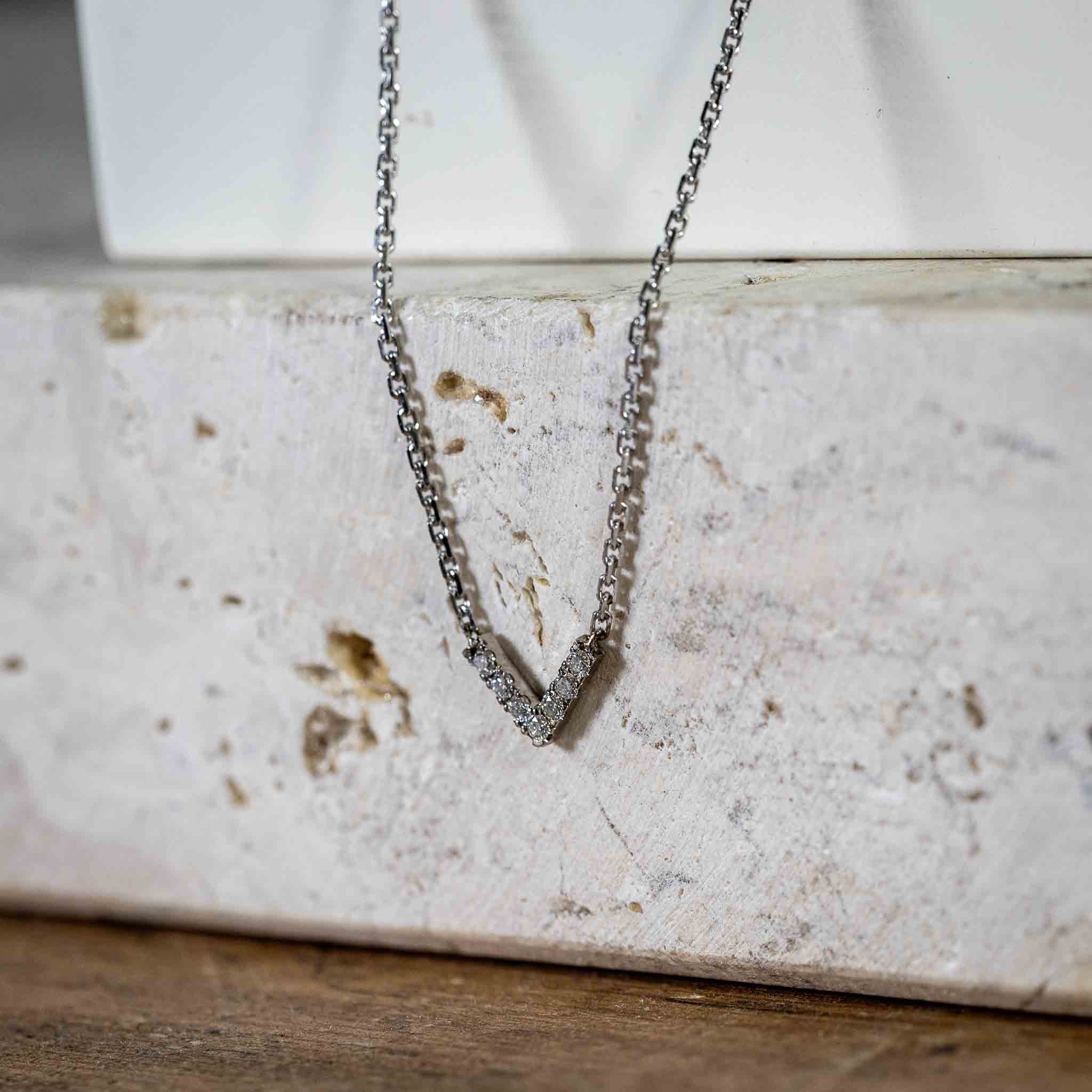 Halskette "Amors Pfeil" aus 14 Karat Weißgold mit Brillanten