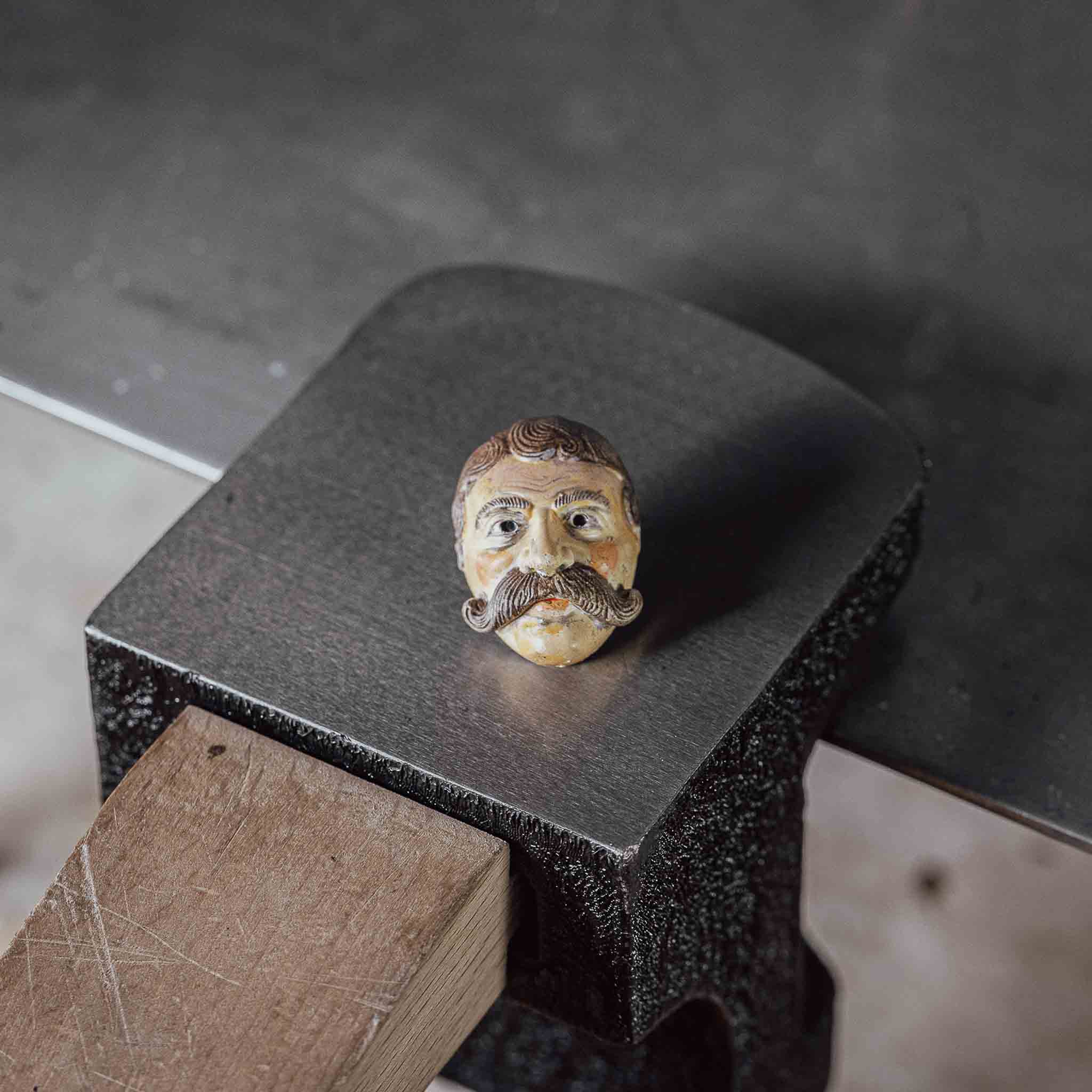 Ansteckpin Maschkeras Da Wuide | handbemaltes Resin | MAMMA BAVARIA KOLLEKTIV