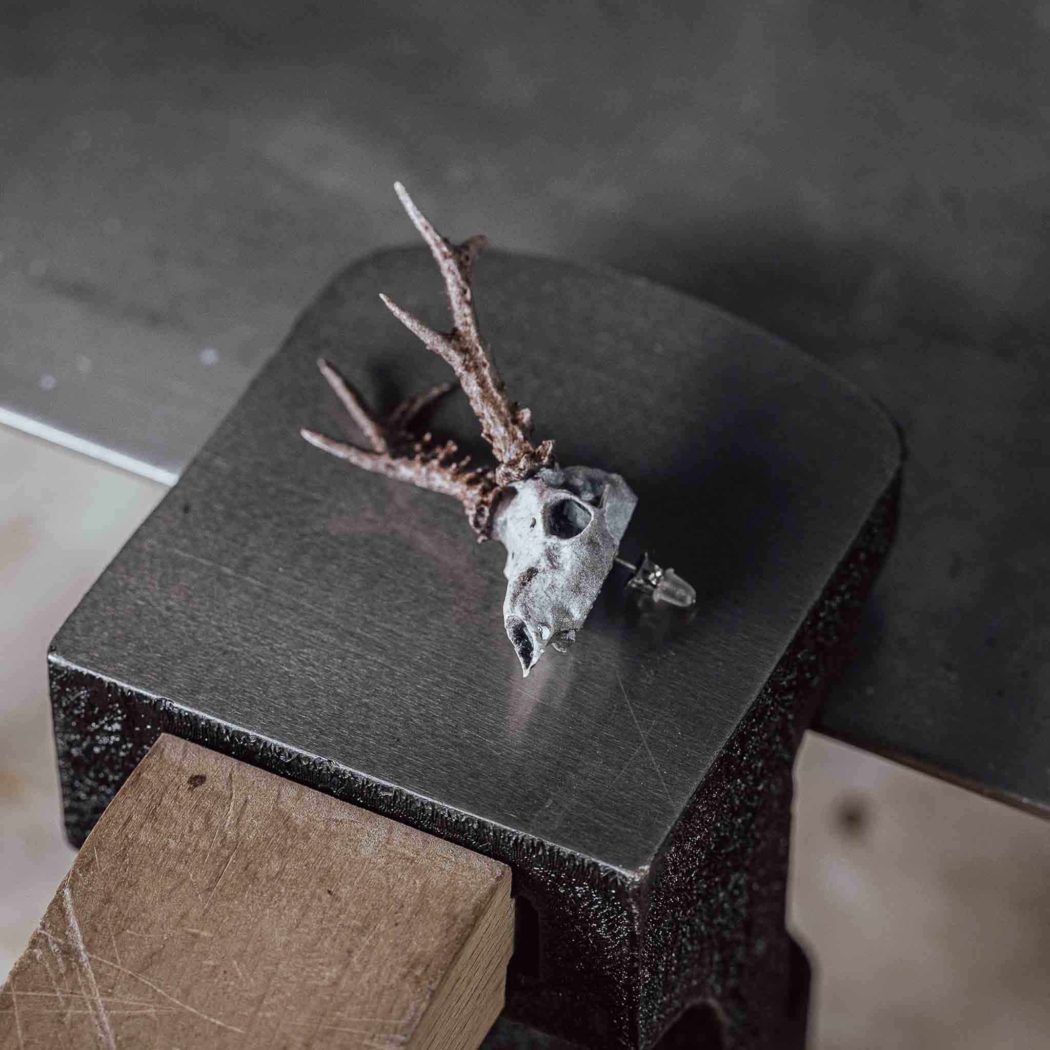 Ansteckpin Rehgeweih Trophäe | handbemaltes Resin | MAMMA BAVARIA KOLLEKTIV