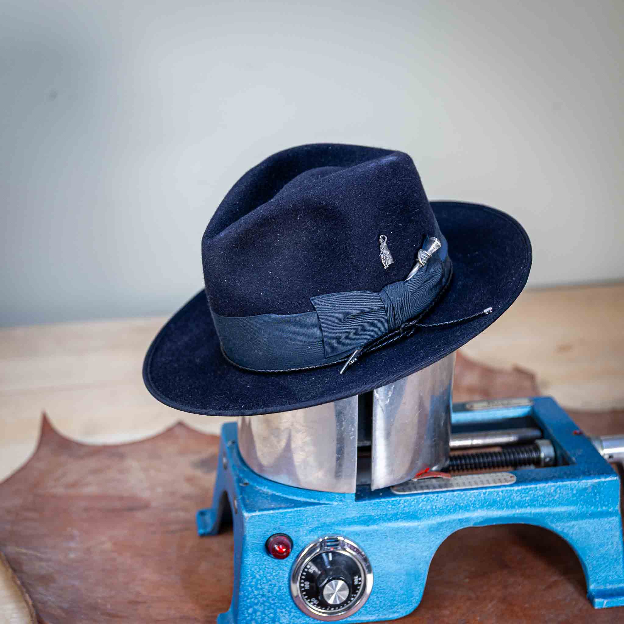 Fedora Hut Deep Navy aus Hasenhaar | UNIKAT | handgefertigt by JULIEN SCHAEDEL | MAMMA BAVARIA KOLLEKTIV