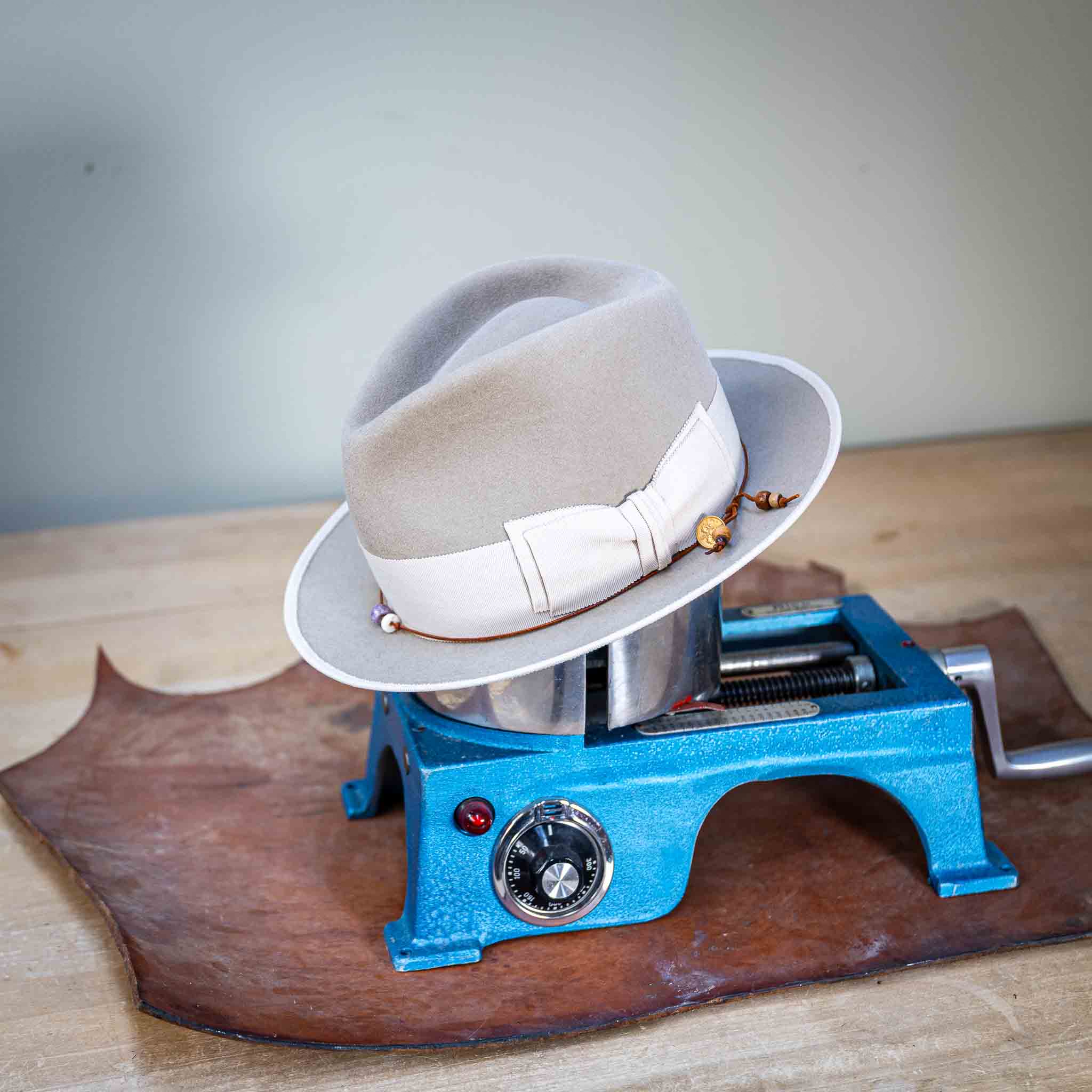 Fedora Hut Ivory Sand aus Hasenhaar | UNIKAT | handgefertigt by JULIEN SCHAEDEL | MAMMA BAVARIA KOLLEKTIV