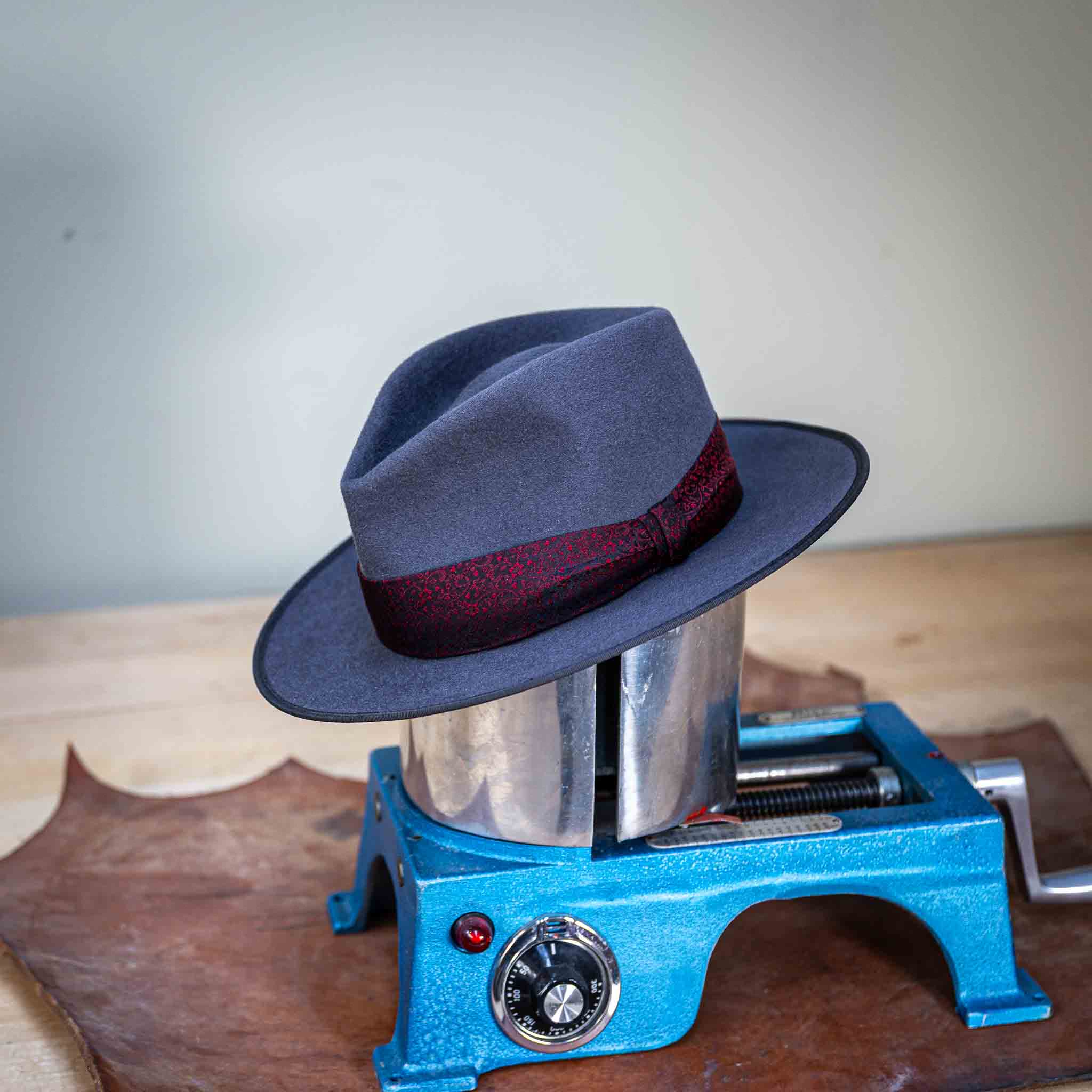 Fedora Hut Grau aus Hasenhaar | UNIKAT | handgefertigt by JULIEN SCHAEDEL | MAMMA BAVARIA KOLLEKTIV