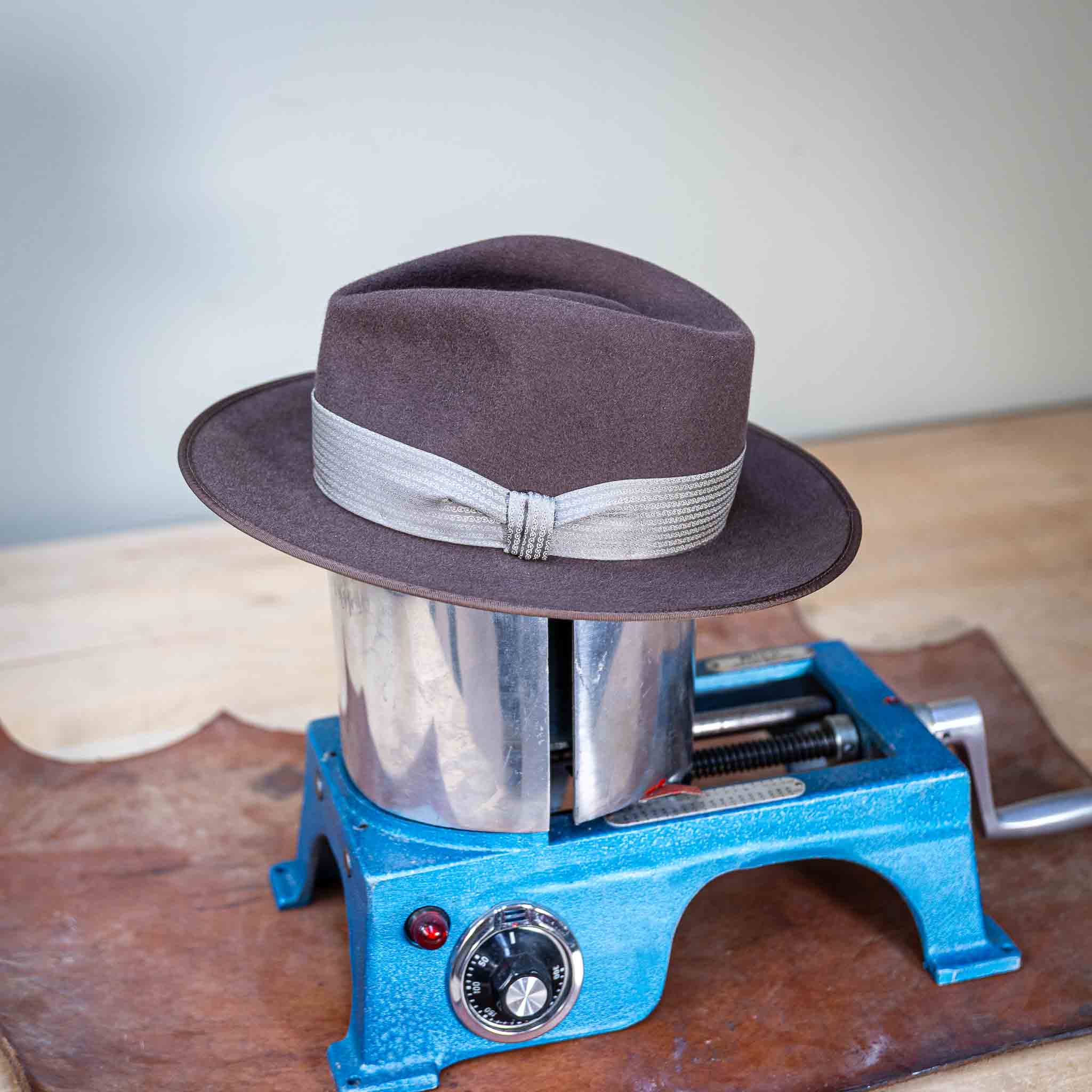 Fedora Hut Walnussbraun aus Hasenhaar | UNIKAT | handgefertigt by JULIEN SCHAEDEL | MAMMA BAVARIA KOLLEKTIV