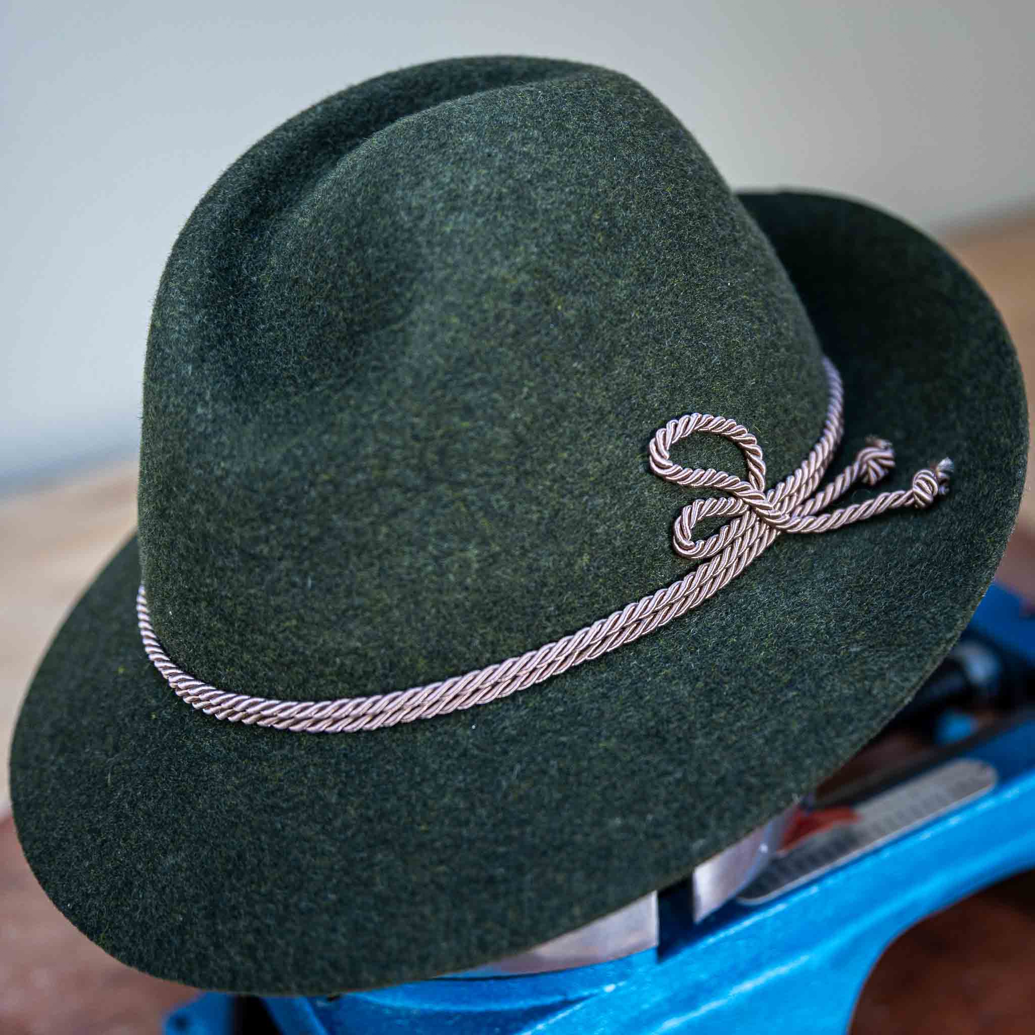 Dreher 6er Hut tannengrün aus Wollfilz | handgefertigt by JULIEN SCHAEDEL | MAMMA BAVARIA KOLLEKTIV