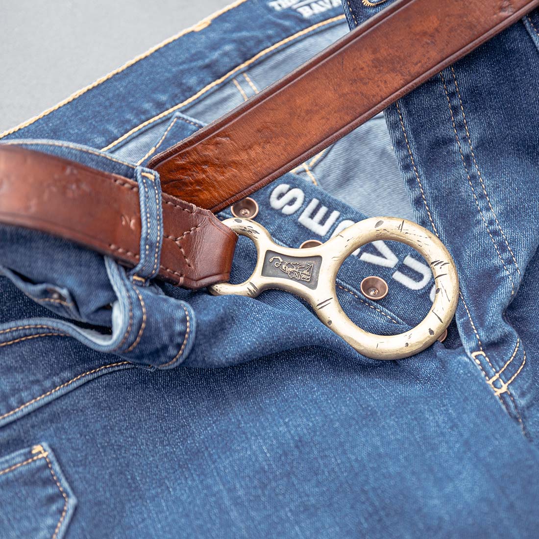 Ledergürtel Abseilachter | Massiver Messingguss | Lederhaut
