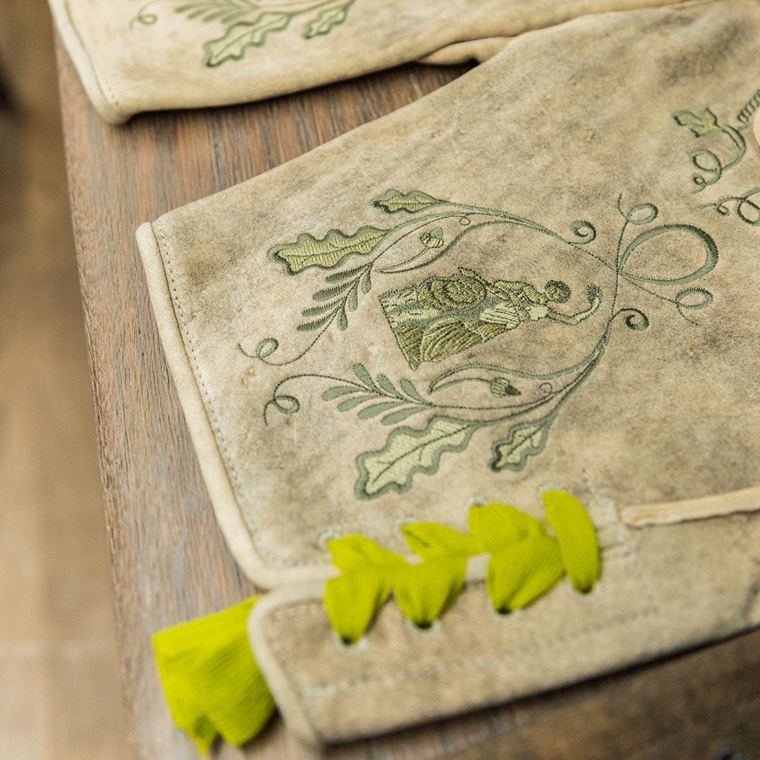 Lederhose "Uropa’s Liebling" Bavaria hell/olive