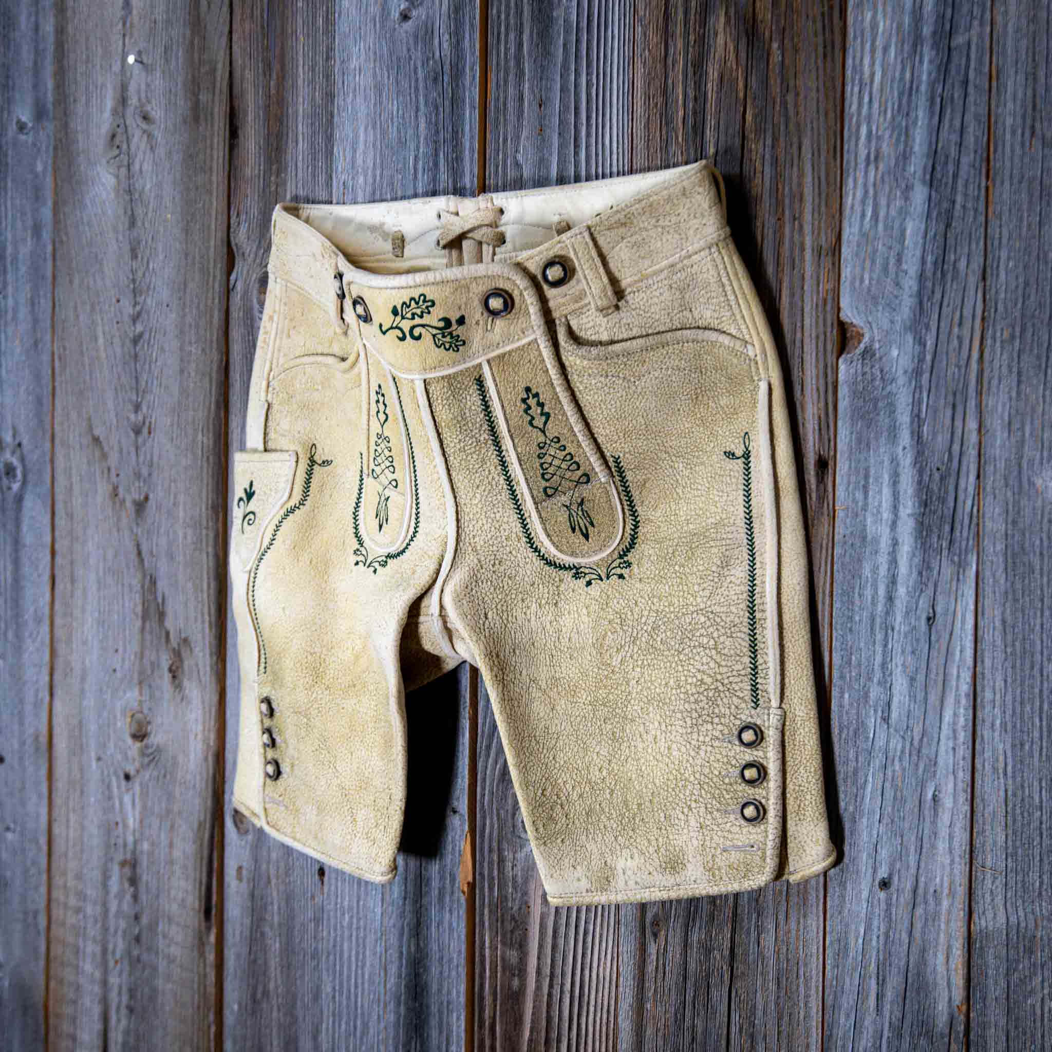 Lederhose "Uropa’s Liebling" historisch hell/tannengrün