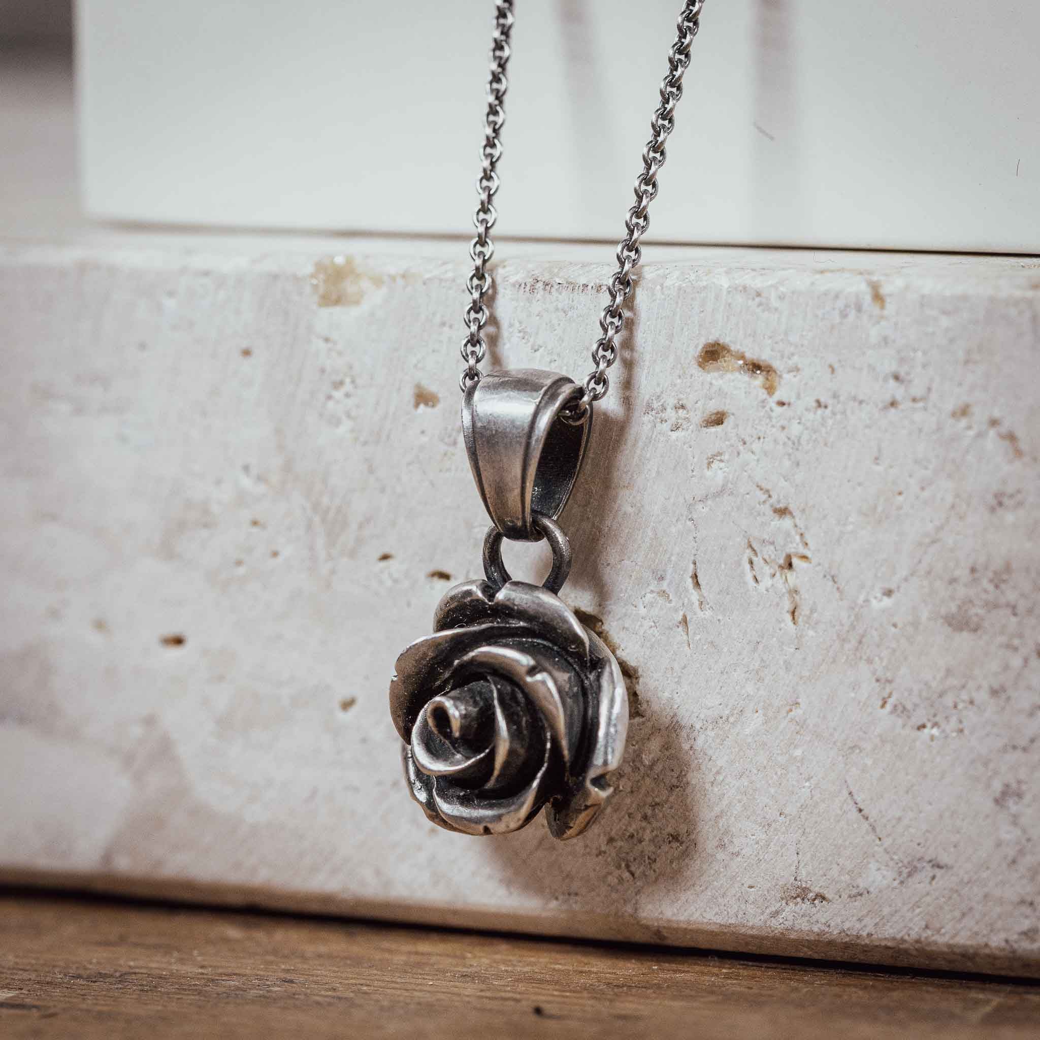 Halskette „geschwärzte Rose“