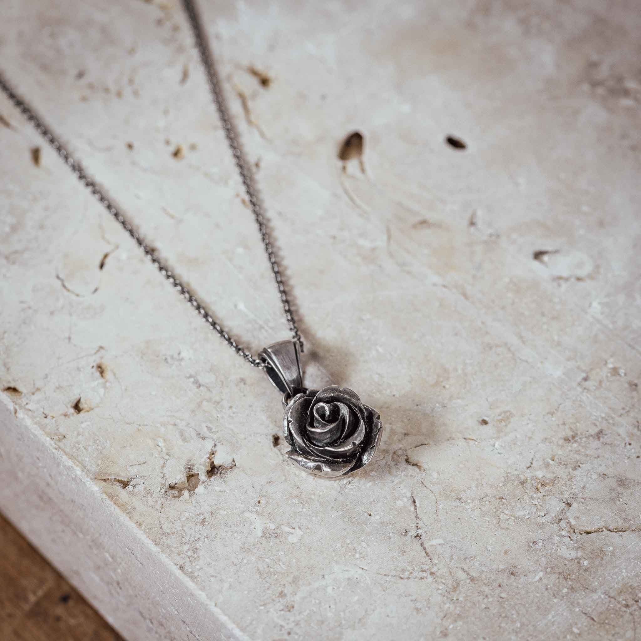 Halskette „geschwärzte Rose“