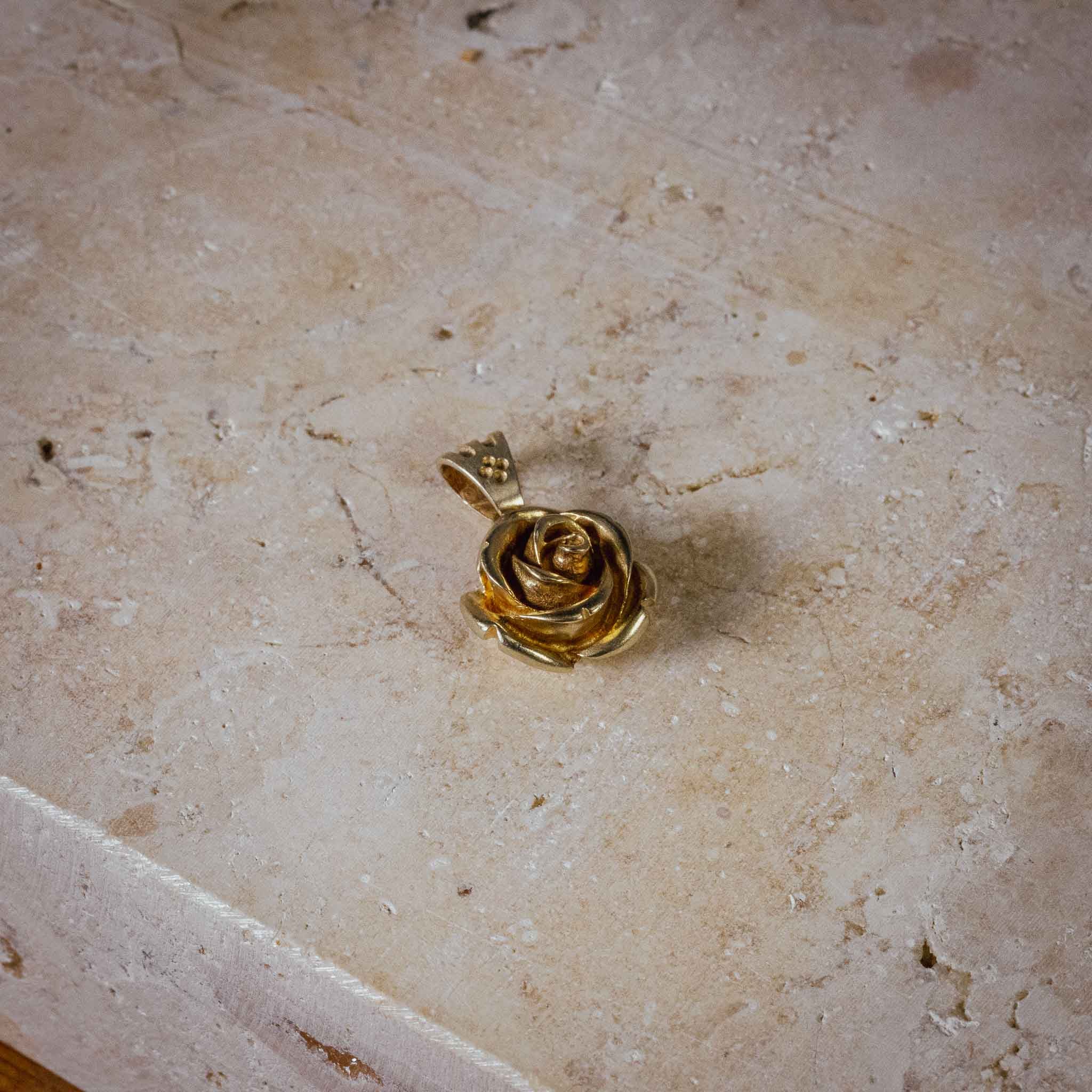 Kettenanhänger „Rose“ – gelbvergoldet in Sterlingsilber