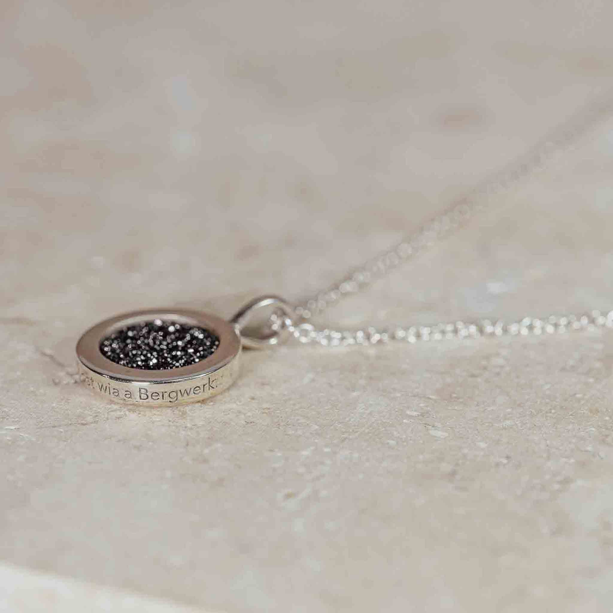 Ketten-Anhänger "Weilst a Herz hosd, wia a Bergwerk"