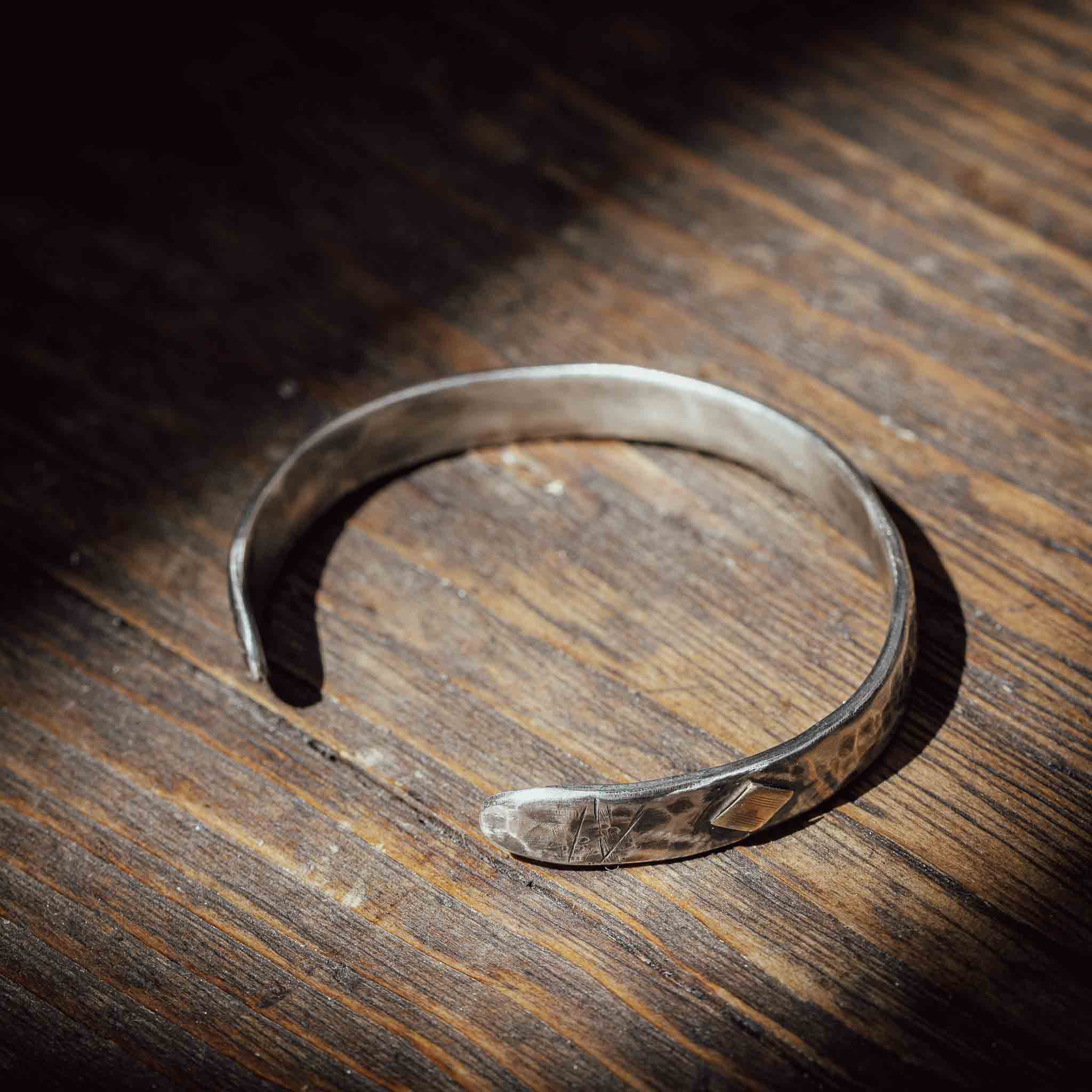 Armcuff von der Werkbank | Handgeschmiedet | 925 Sterlingsilber mit Goldraute 8 Karat