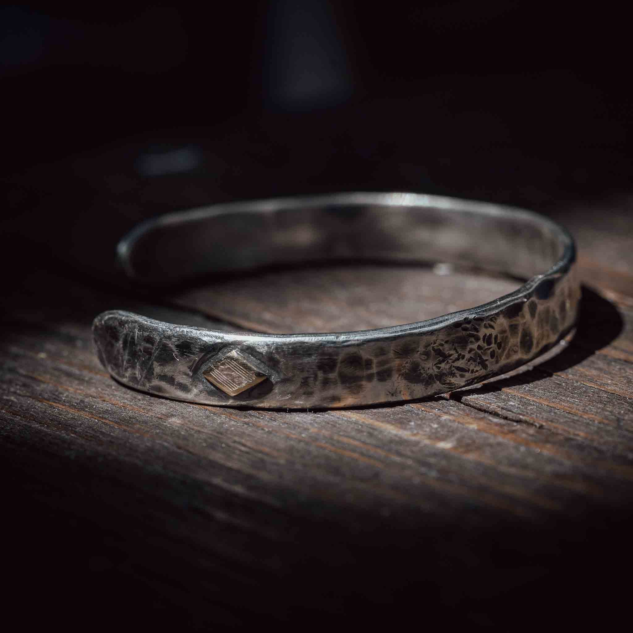 Armcuff von der Werkbank | Handgeschmiedet | 925 Sterlingsilber mit Goldraute 8 Karat