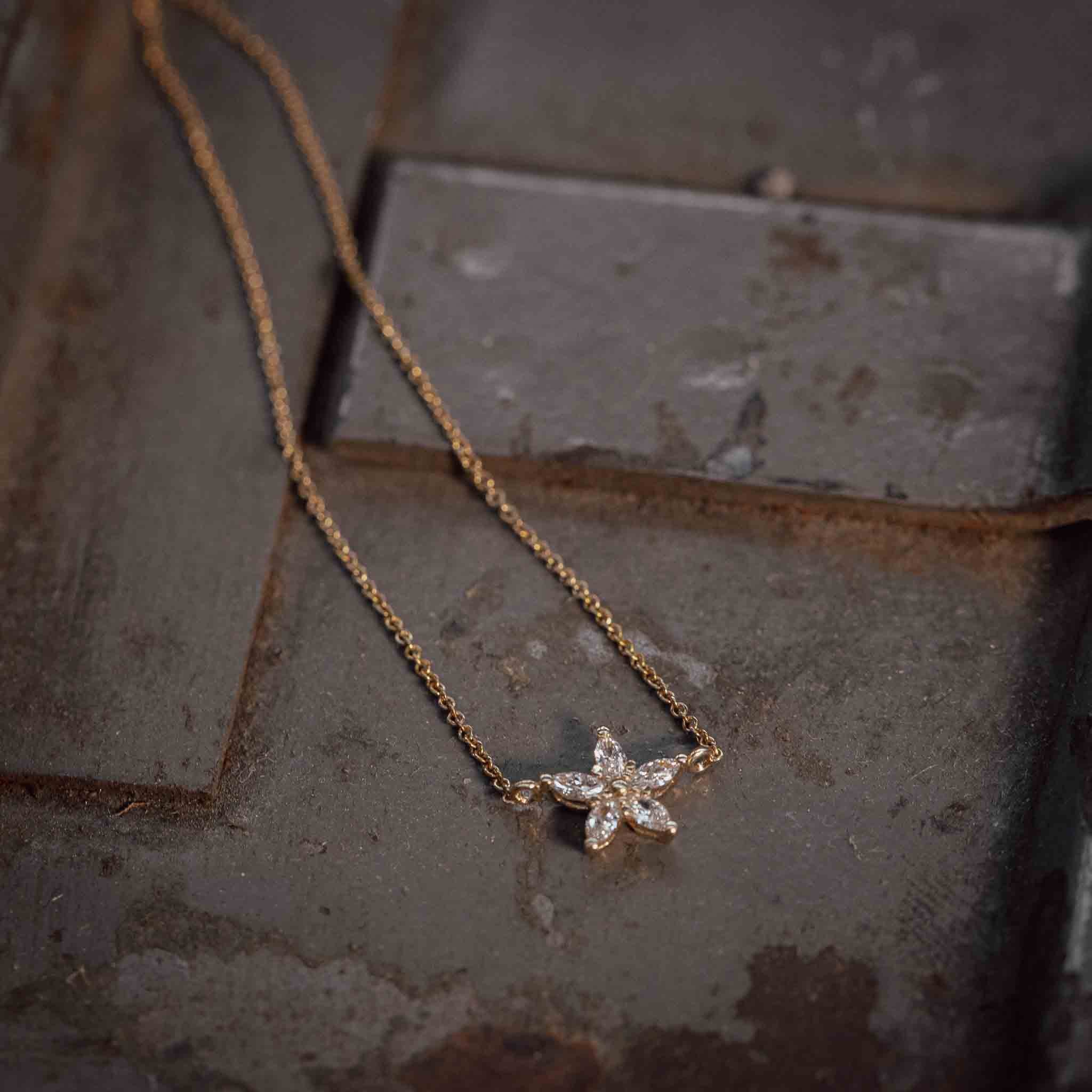 Halskette „Blume des Lichts“ aus 14 Karat Gelbgold