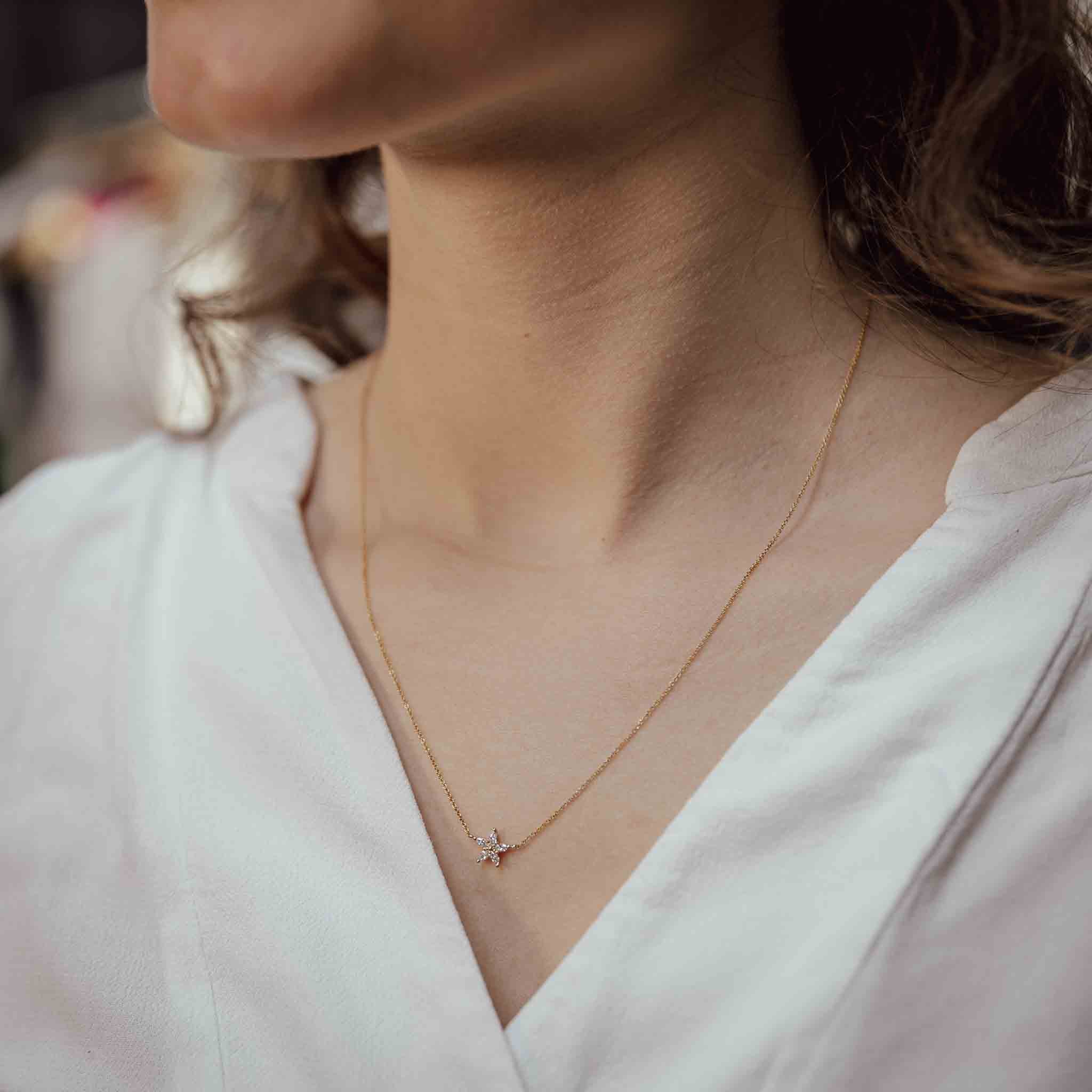 Halskette „Blume des Lichts“ aus 14 Karat Gelbgold