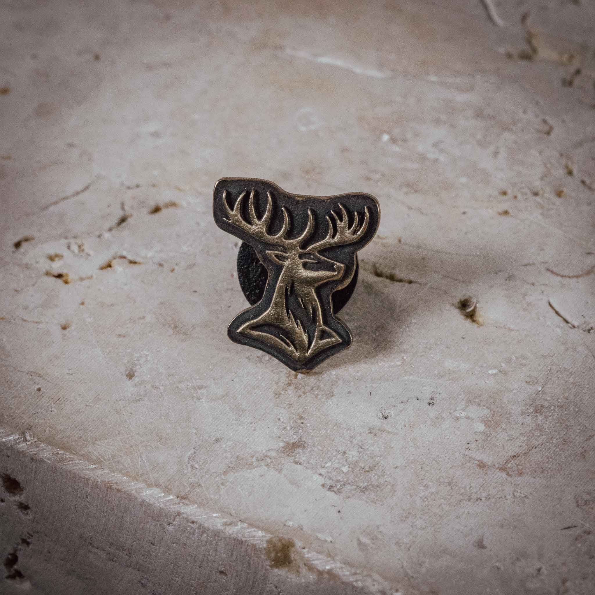 Pin „Hirsch“ – Messing mit schwarzer Verzierung