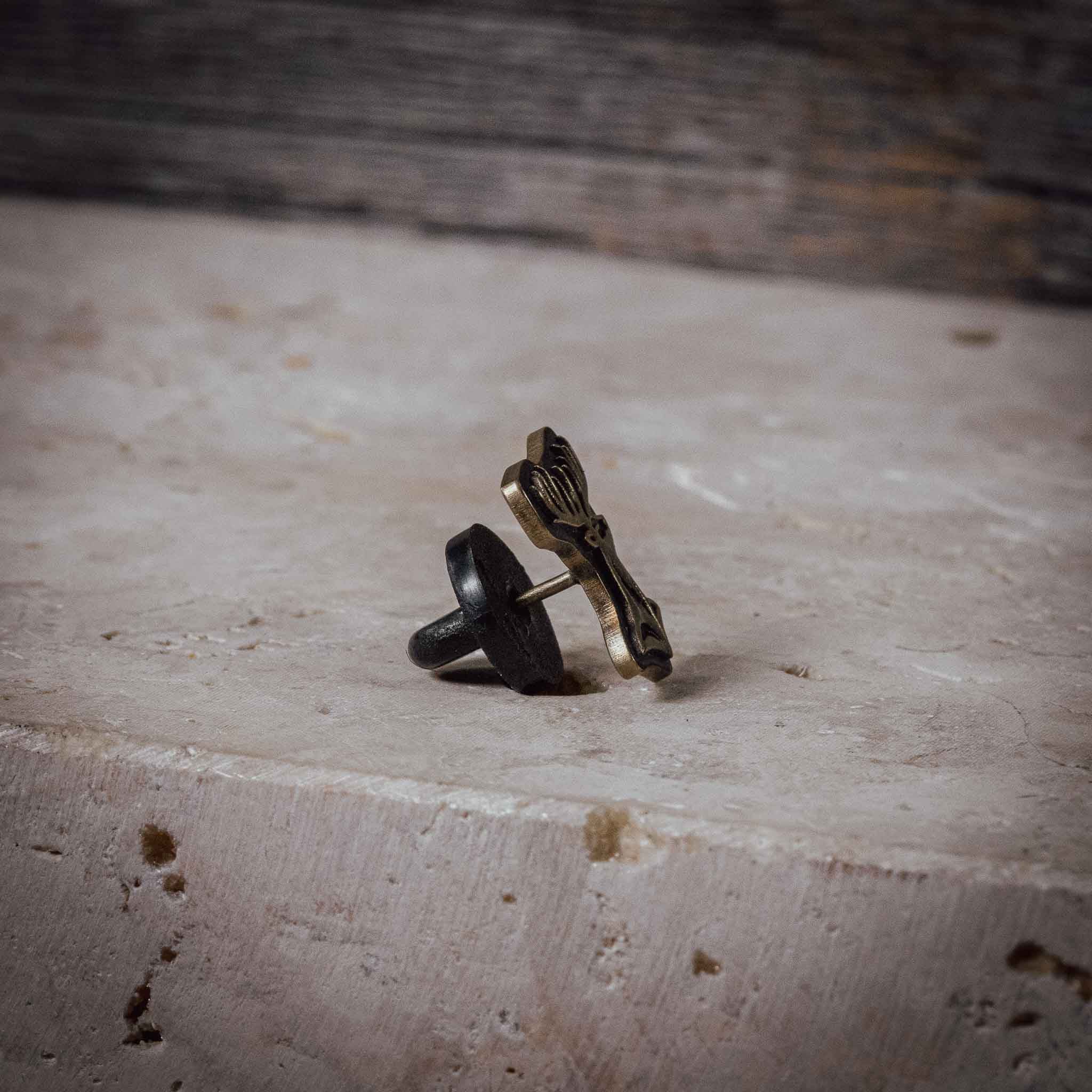 Pin „Hirsch“ – Messing mit schwarzer Verzierung
